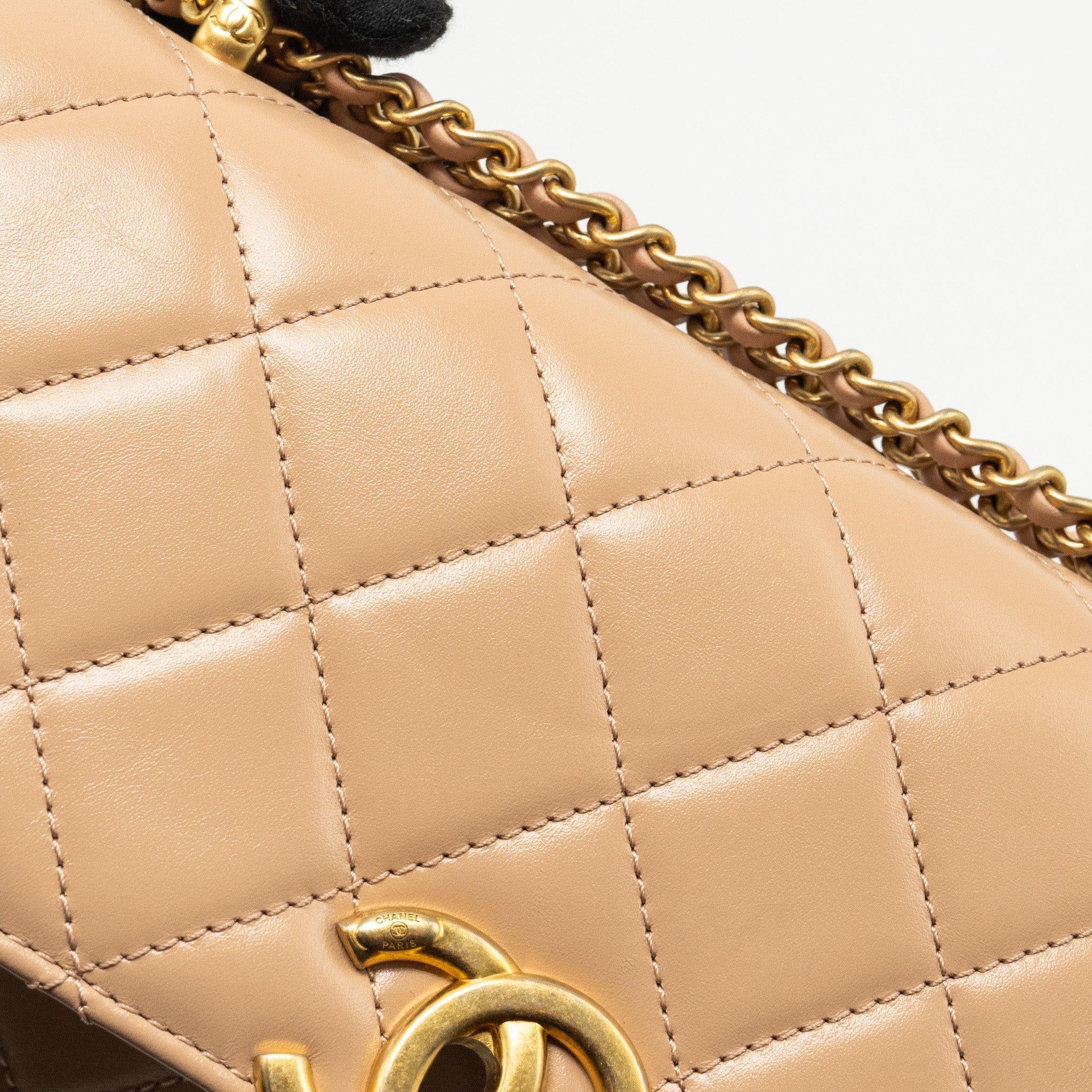 CHANEL 21A GOLD CRUSH FLAP BAG CALFSKIN BEIGE GHW (MICROCHIP)