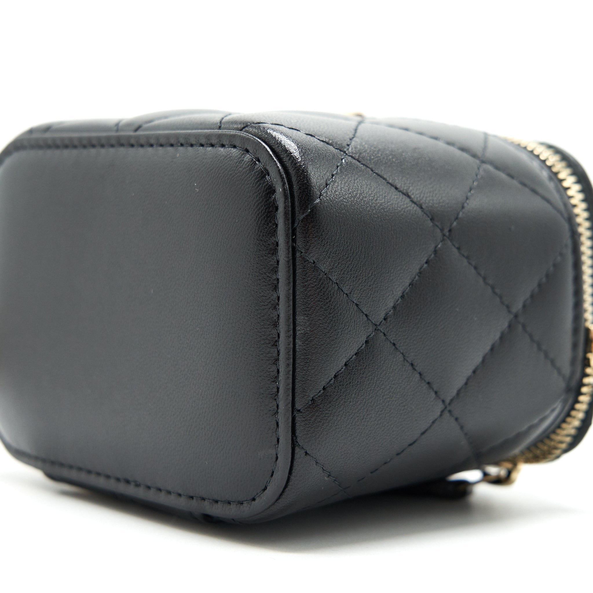 CHANEL 21A TOP HANDLE VANITY WITH CHAIN BLACK GHW