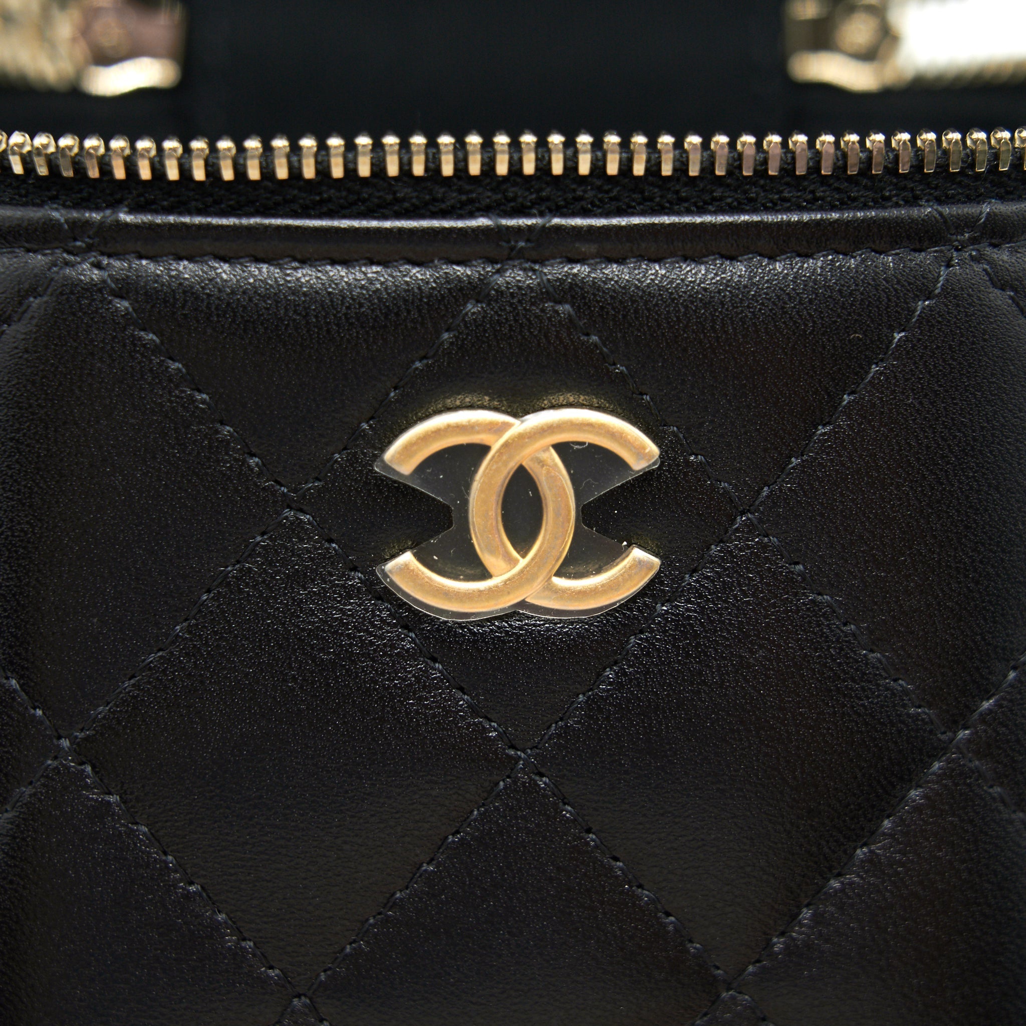 CHANEL 21A TOP HANDLE VANITY WITH CHAIN BLACK GHW