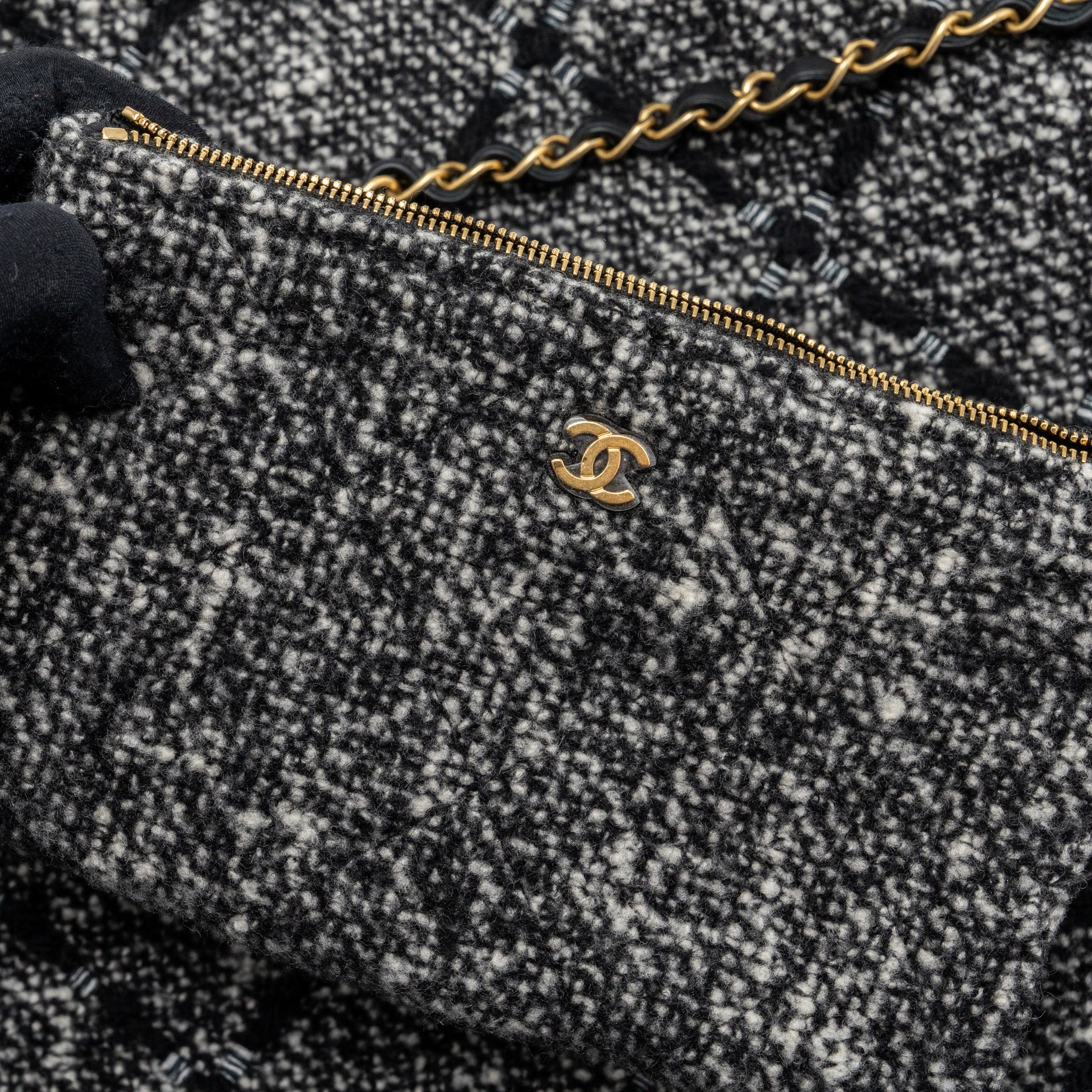 CHANEL MEDIUM 22 BAG TWEED BLACK / GREY GHW (MICROCHIP)