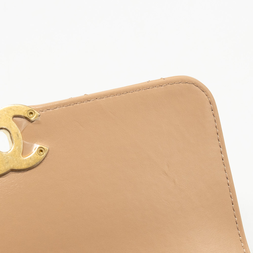 CHANEL 21A GOLD CRUSH FLAP BAG CALFSKIN BEIGE GHW (MICROCHIP)