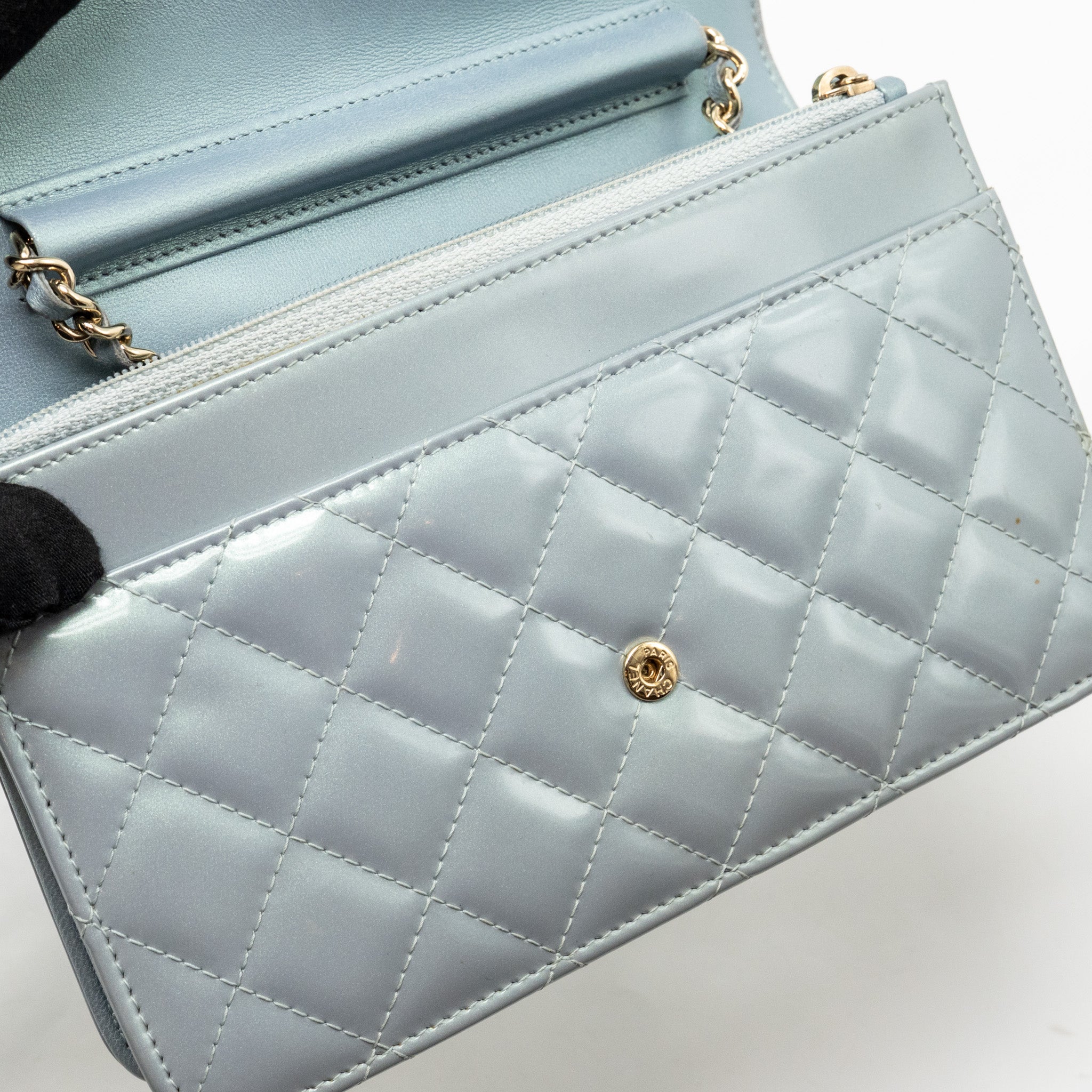 CHANEL BOY WALLET ON CHAIN PATENT CALFSKIN IRIDESCENT LIGHT BLUE LGHW