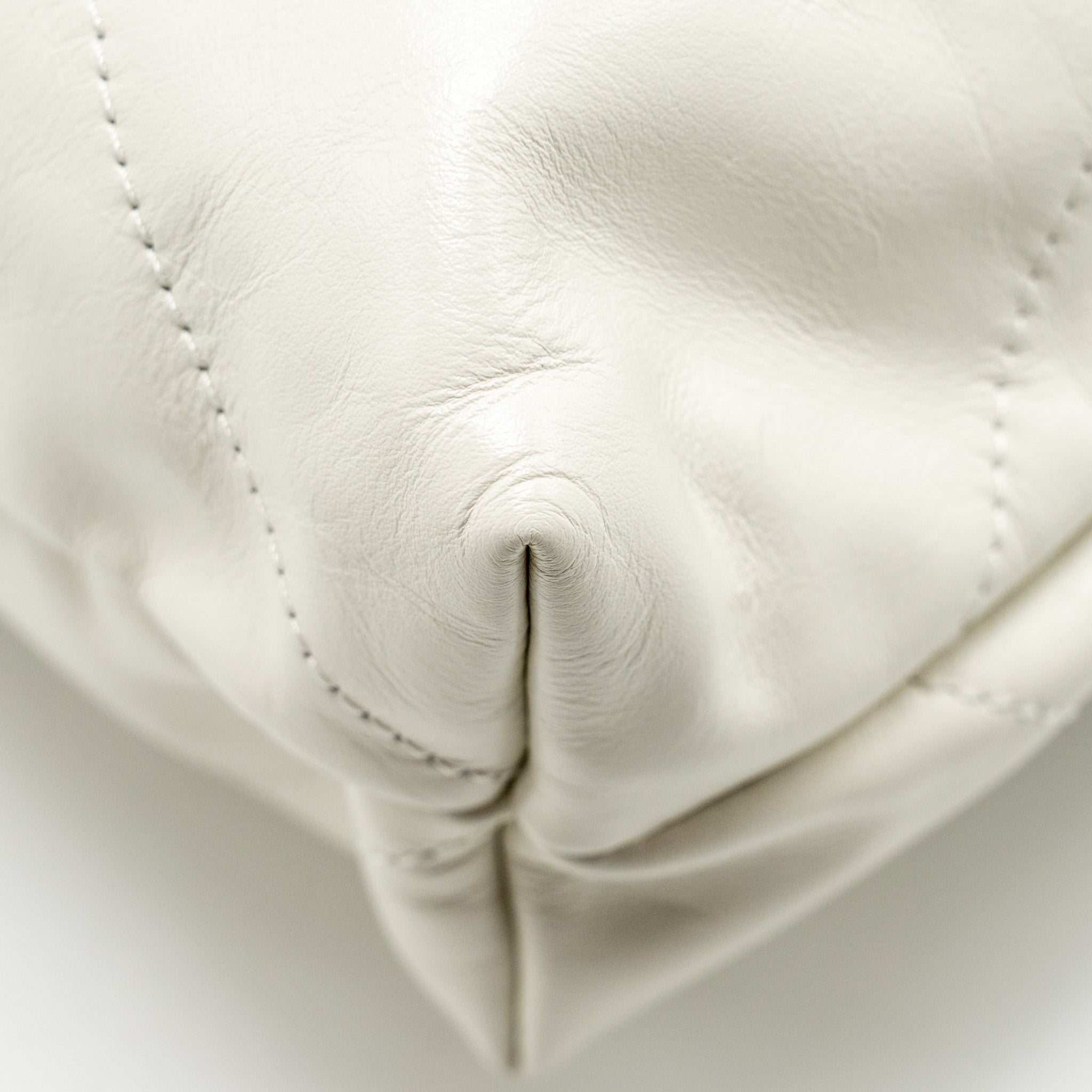 CHANEL MEDIUM 22 BAG CALFSKIN WHITE GHW (MICROCHIP)