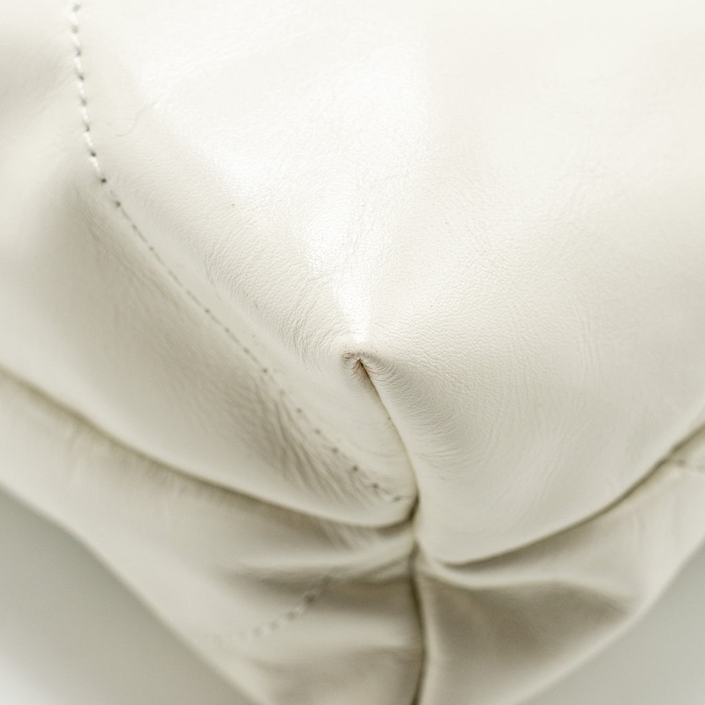 CHANEL MEDIUM 22 BAG CALFSKIN WHITE GHW (MICROCHIP)