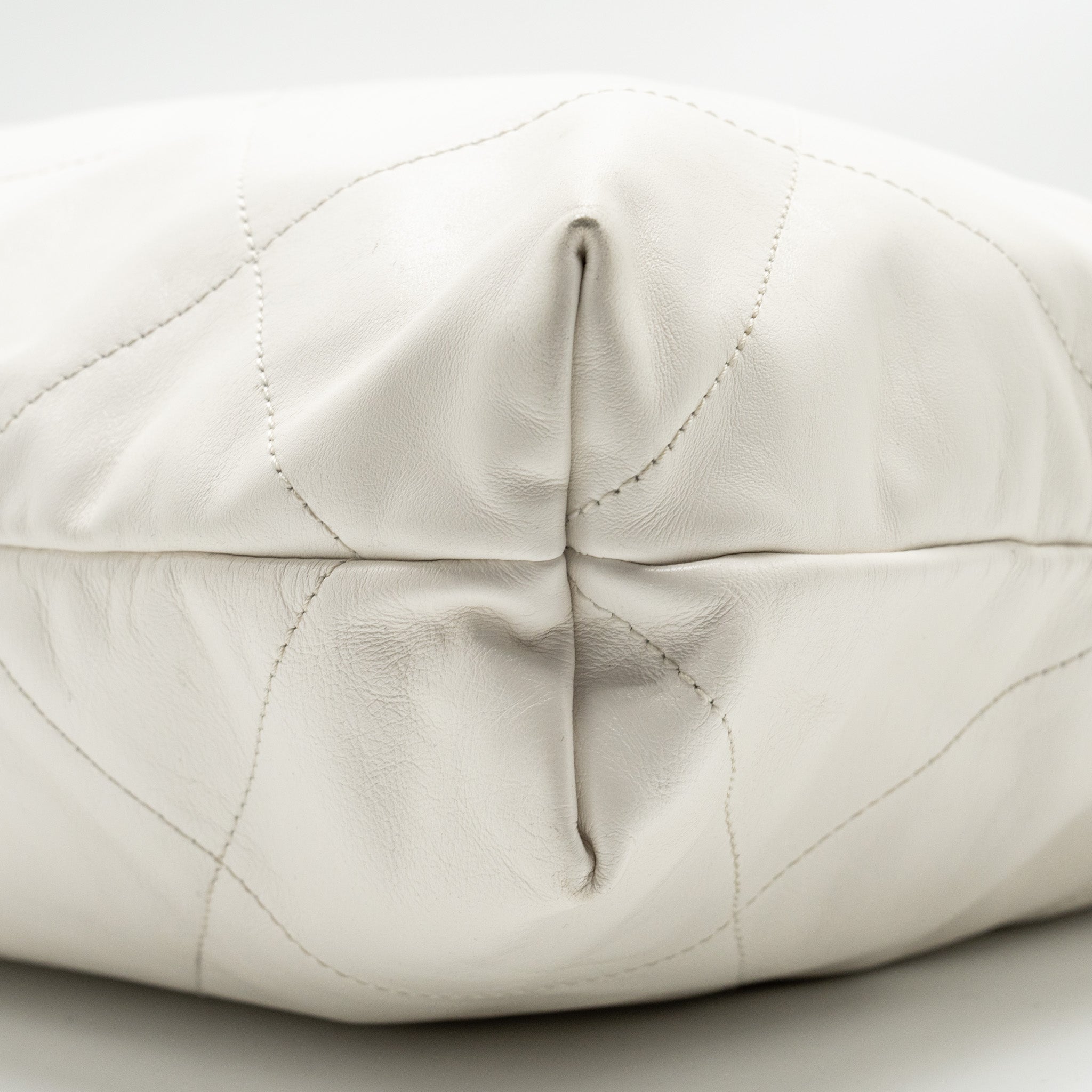 CHANEL MEDIUM 22BAG CALFSKIN WHITE GHW (MICROCHIP)