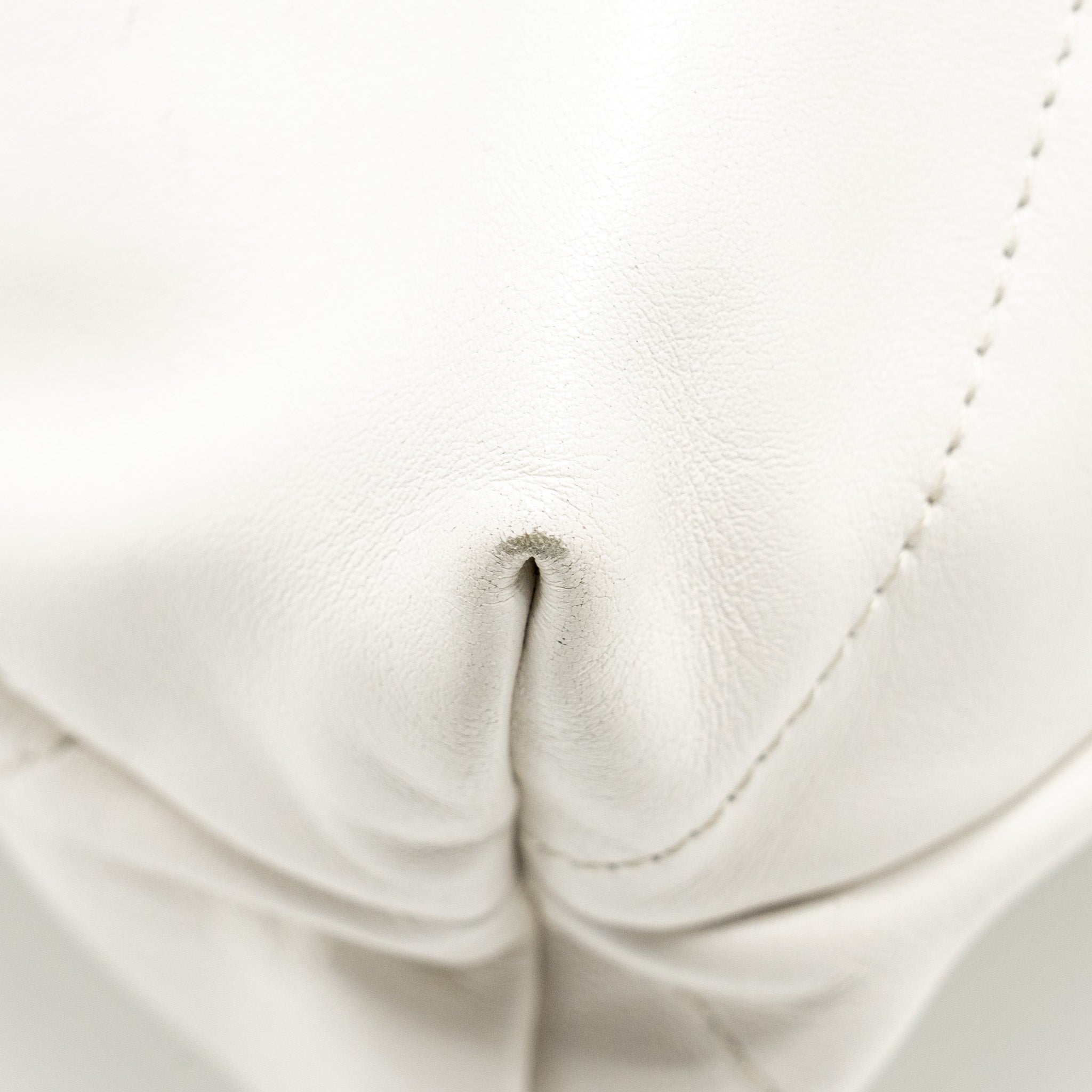 CHANEL MEDIUM 22BAG CALFSKIN WHITE GHW (MICROCHIP)