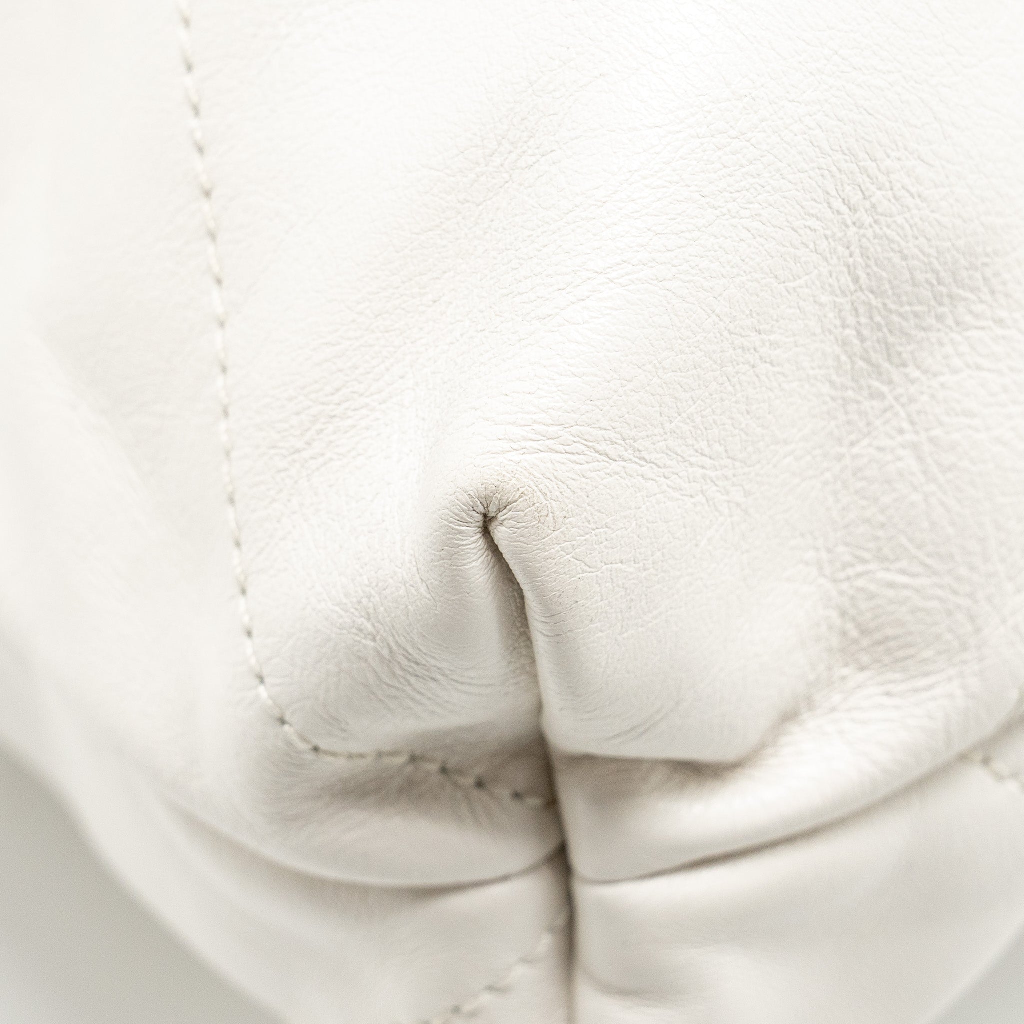 CHANEL MEDIUM 22BAG CALFSKIN WHITE GHW (MICROCHIP)