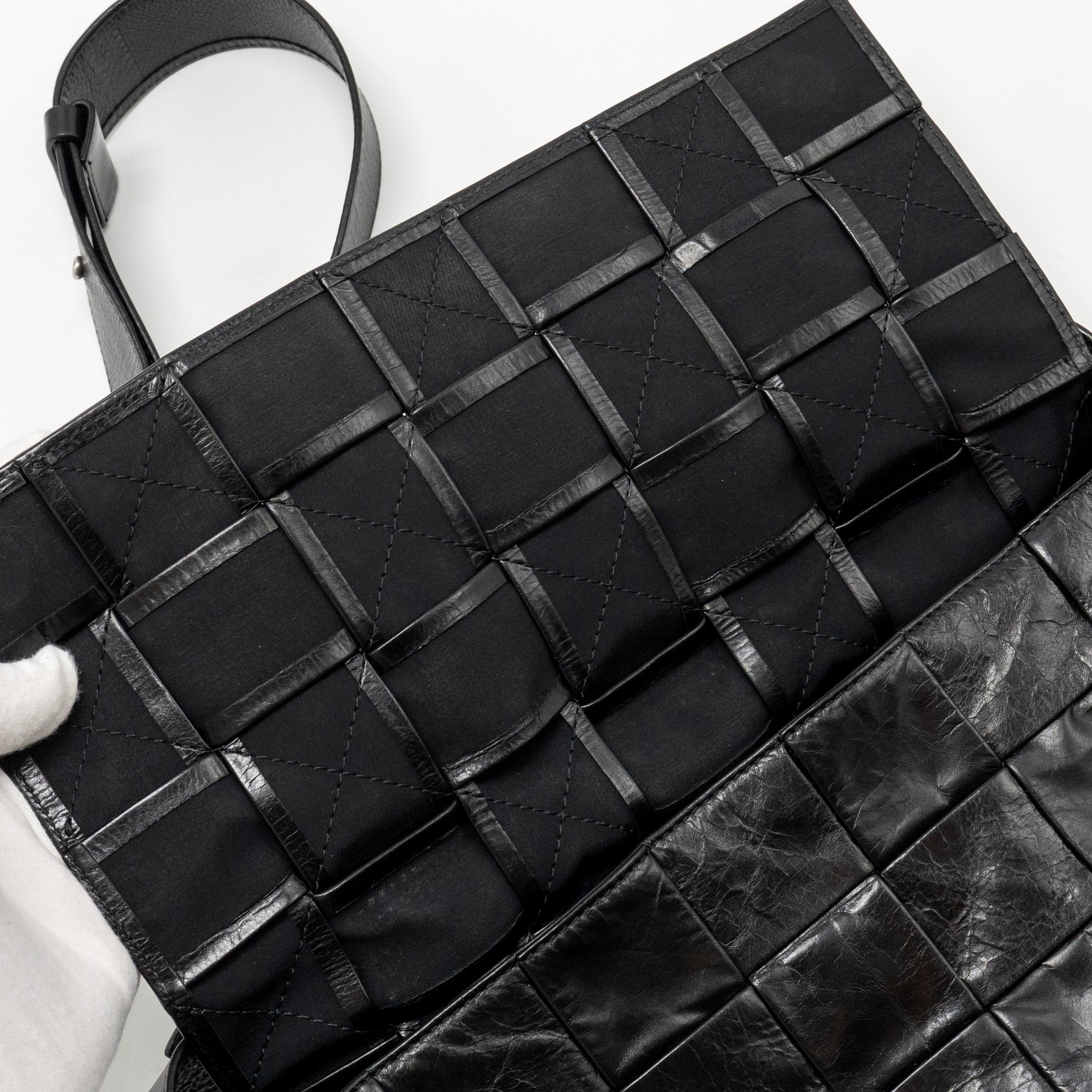 BOTTEGA VENETA CASSETTE BAG AGED CALFSKIN BLACK SHW