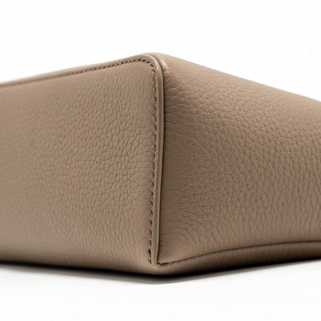 LORO PIANA EXTRA POCKET L19 GRAINED CALFSKIN WARM MASTIC SHW