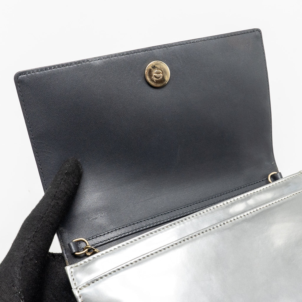 DIOR DIORAMA WALLET ON CHAIN METALLIC PATENT SILVER LGHW