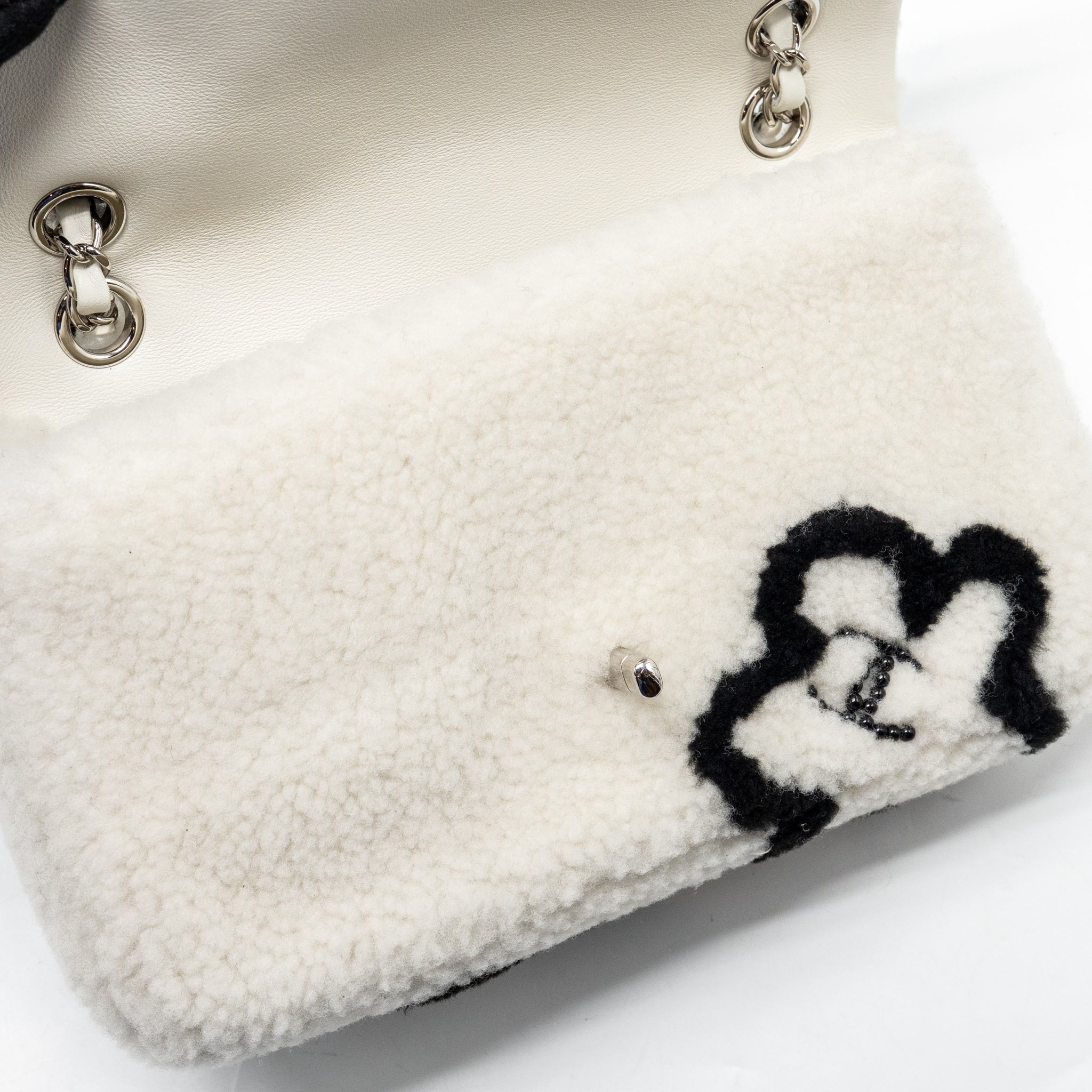 CHANEL 22A FLUFFY CAMELLIA FLAP BAG SHEARLING WHITE SHW (MICROCHIP)