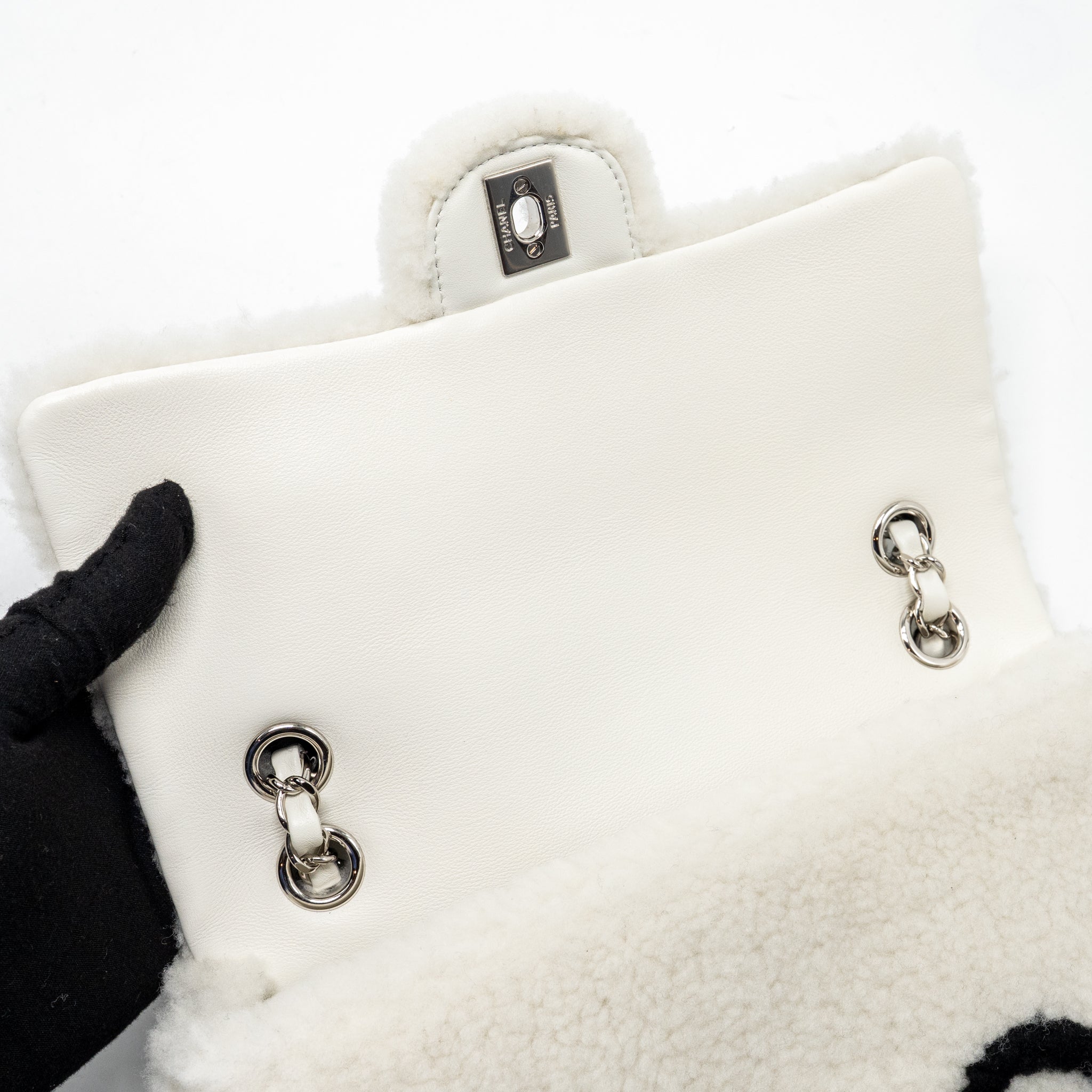CHANEL 22A FLUFFY CAMELLIA FLAP BAG SHEARLING WHITE SHW (MICROCHIP)