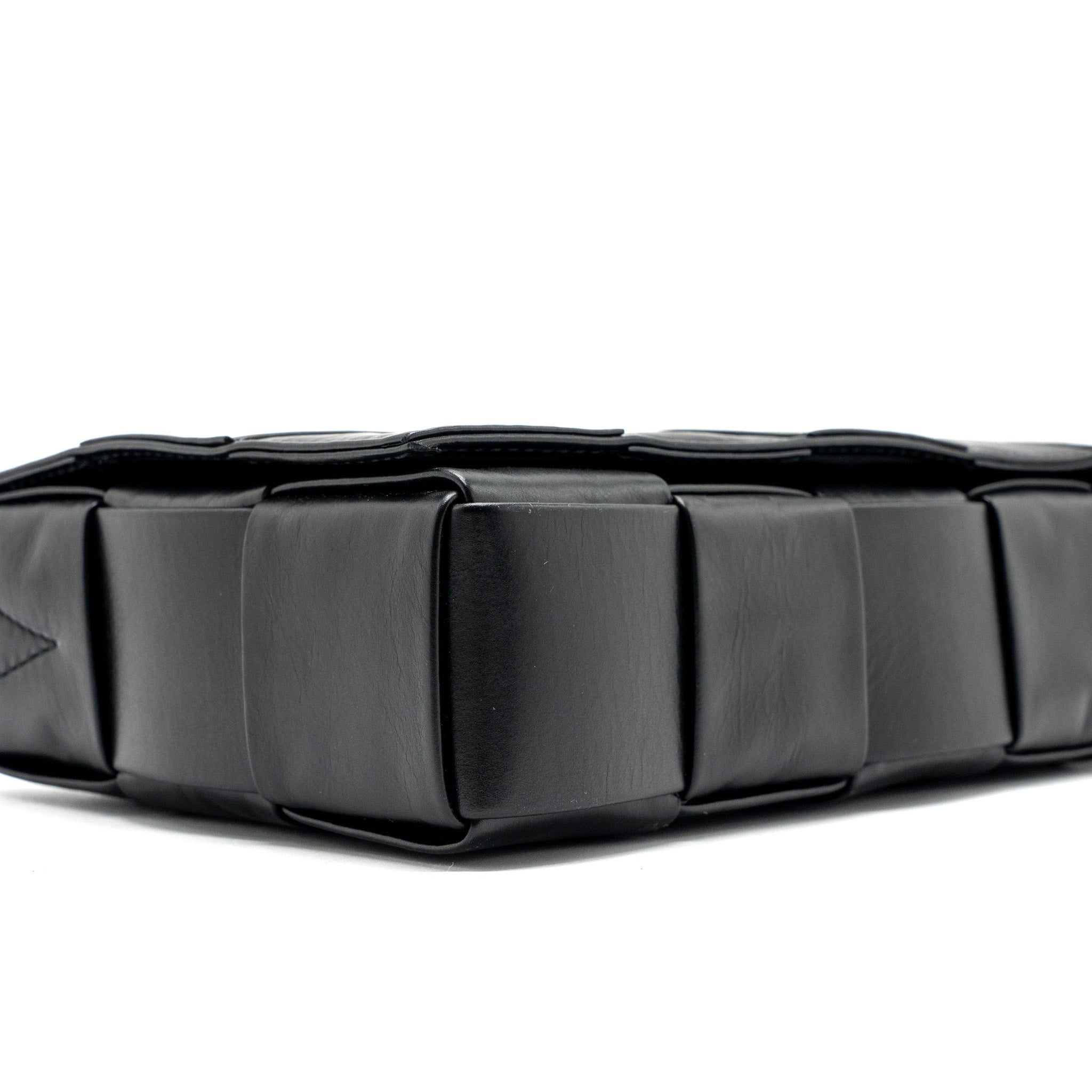 BOTTEGA VENETA SMALL CASSETTE BAG LAMBSKIN BLACK SHW