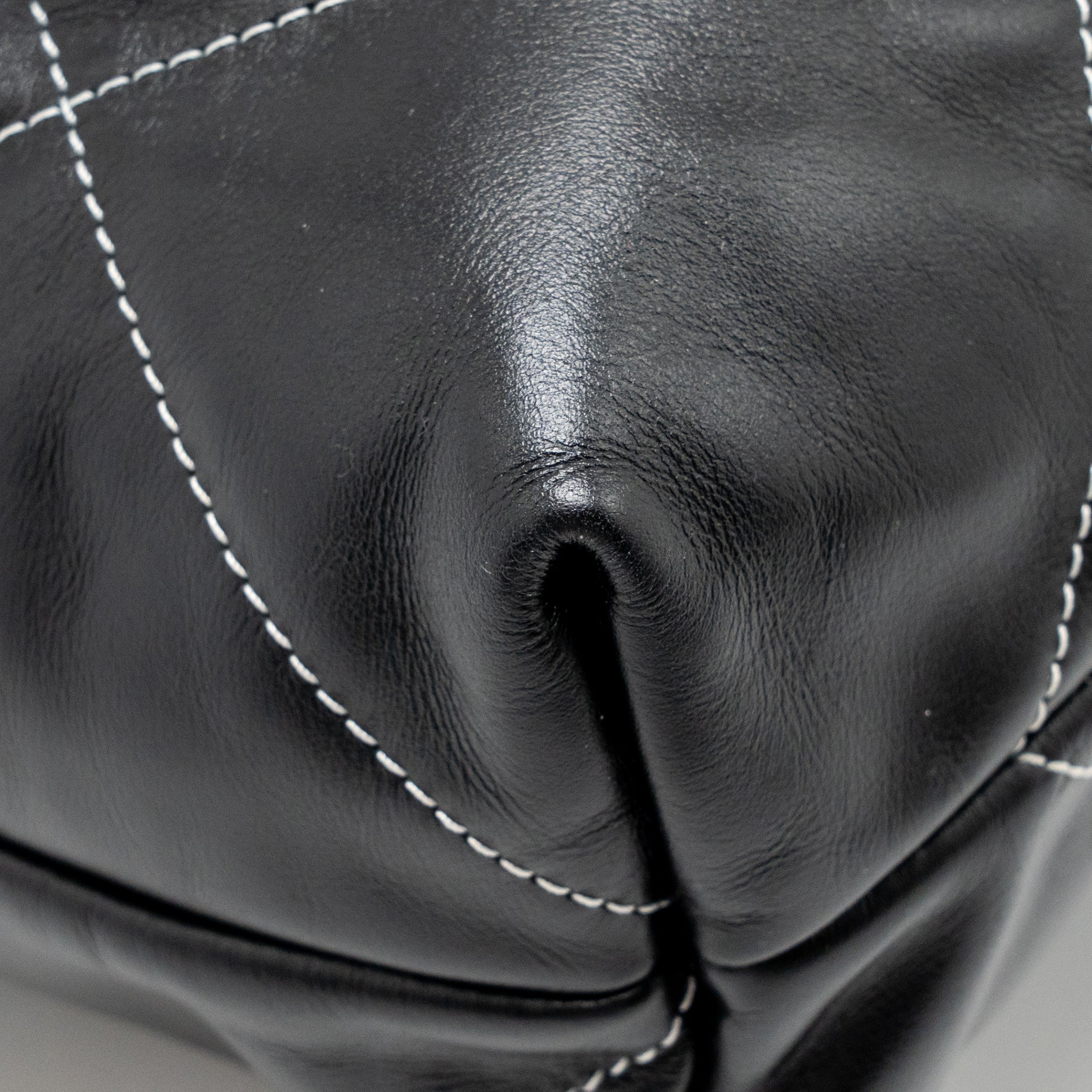 CHANEL MEDIUM 22 BAG WHITE STITCHING CALFSKIN BLACK GHW (MICROCHIP)