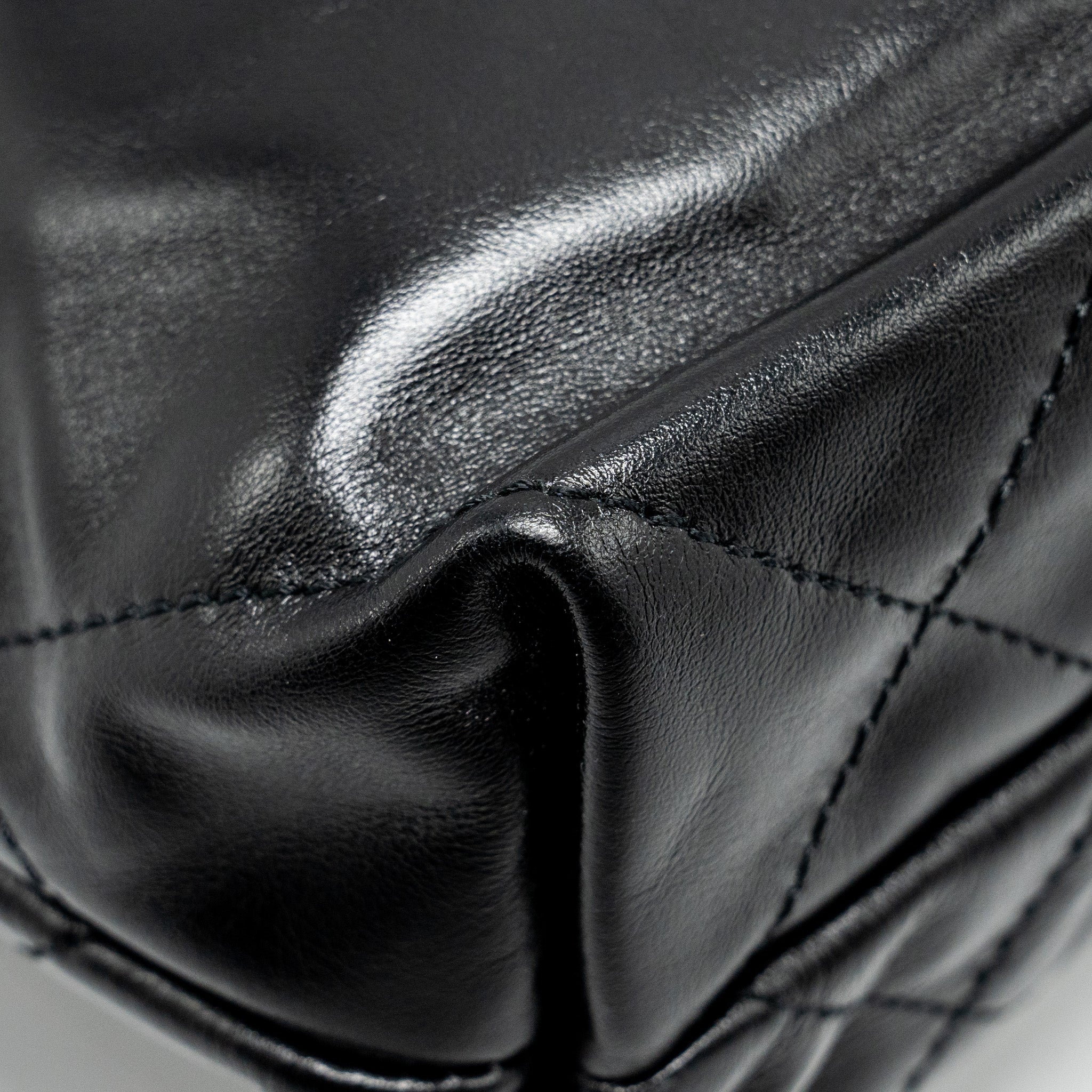 CHANEL MINI 22 BAG CALFSKIN BLACK GHW (MICROCHIP)