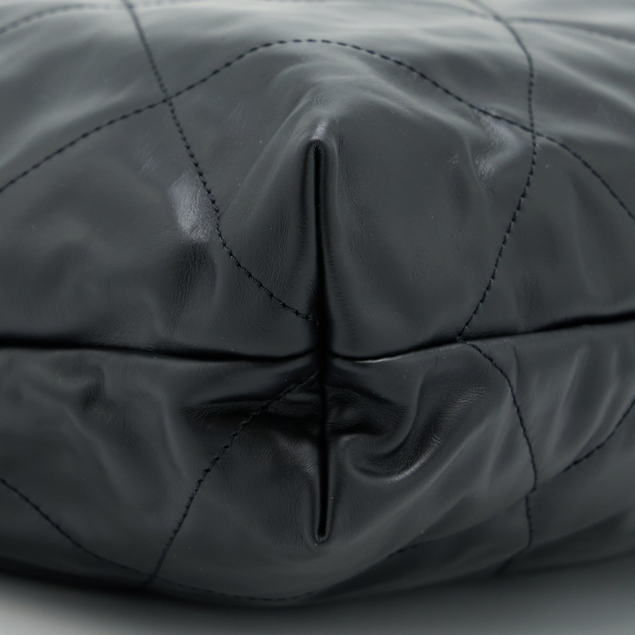 CHANEL 22 BAG MEDIUM SHINY CALFSKIN BLACK GHW (MICROCHIP)