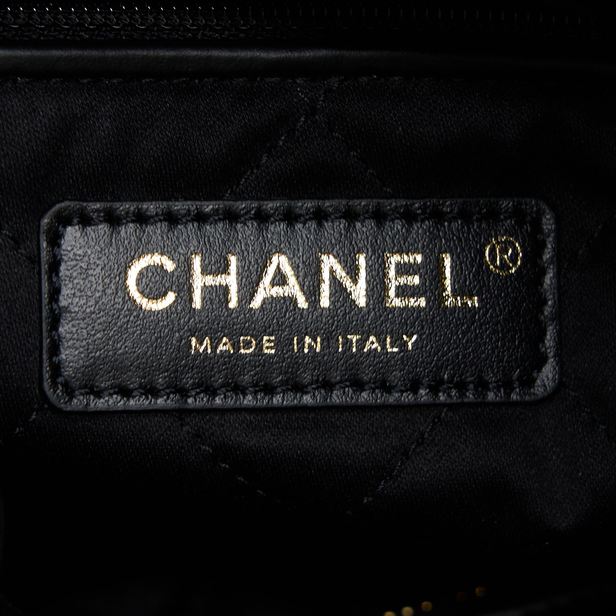 CHANEL 22 BAG MEDIUM SHINY CALFSKIN BLACK GHW (MICROCHIP)