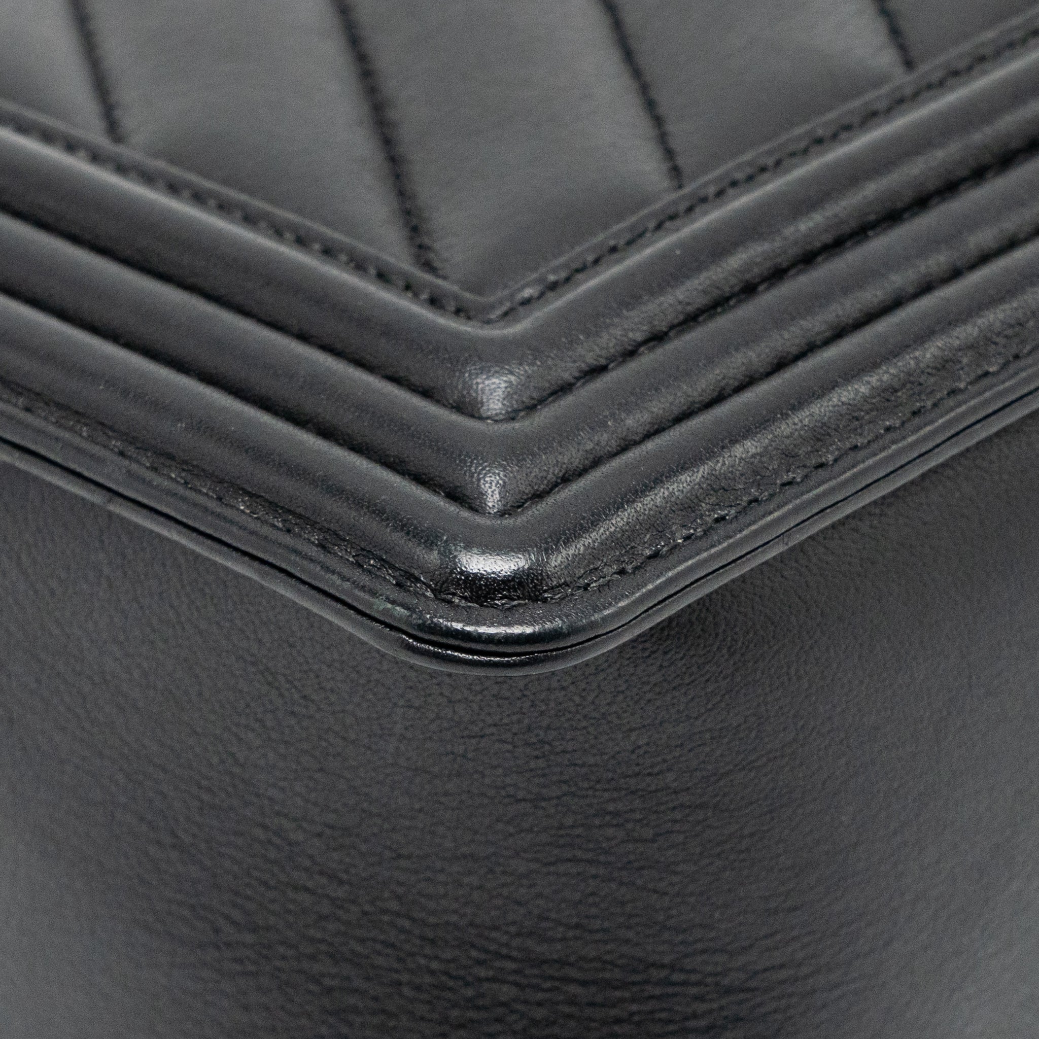 CHANEL CHEVRON MEDIUM BOY BAG CALFSKIN BLACK RUTHENIUM SHW