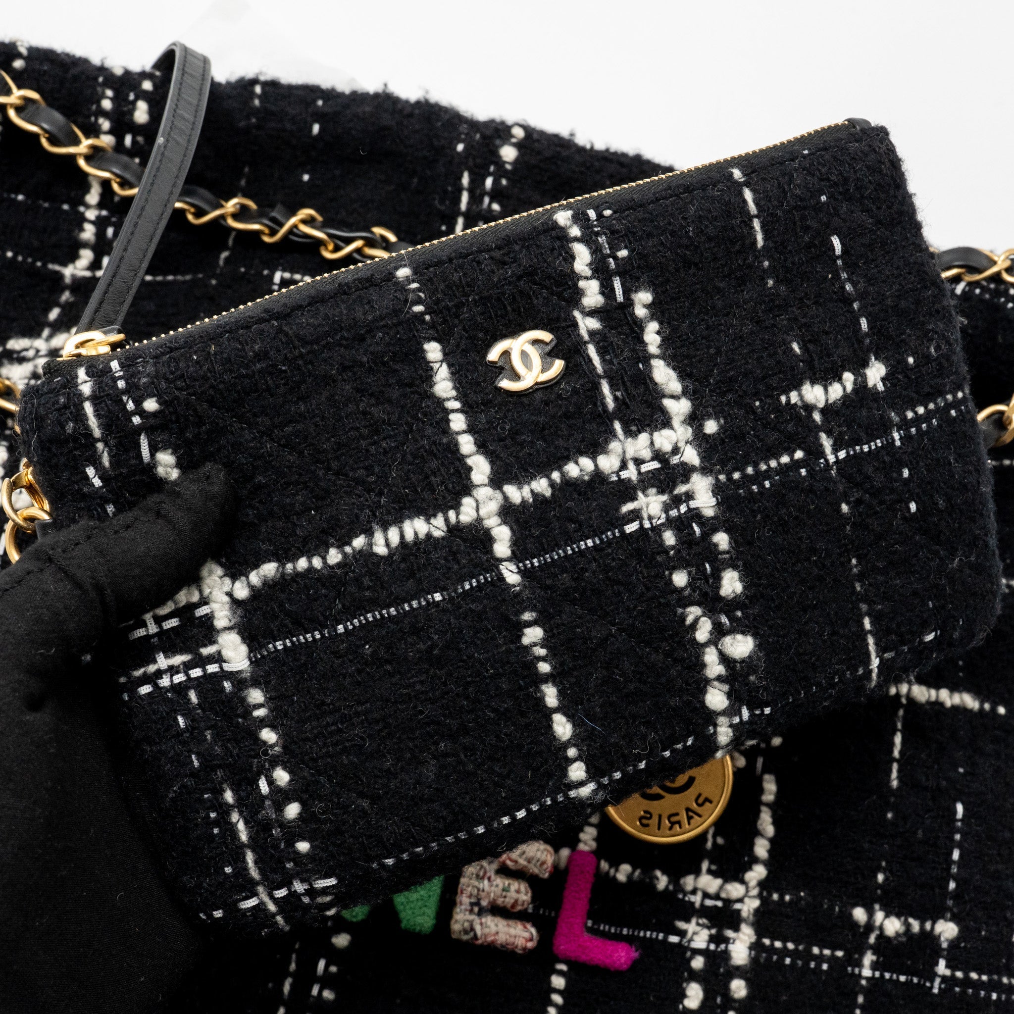 CHANEL MEDIUM 22 BAG QUILTED TWEED BLACK / MULTICOLOUR GHW (MICROCHIP)