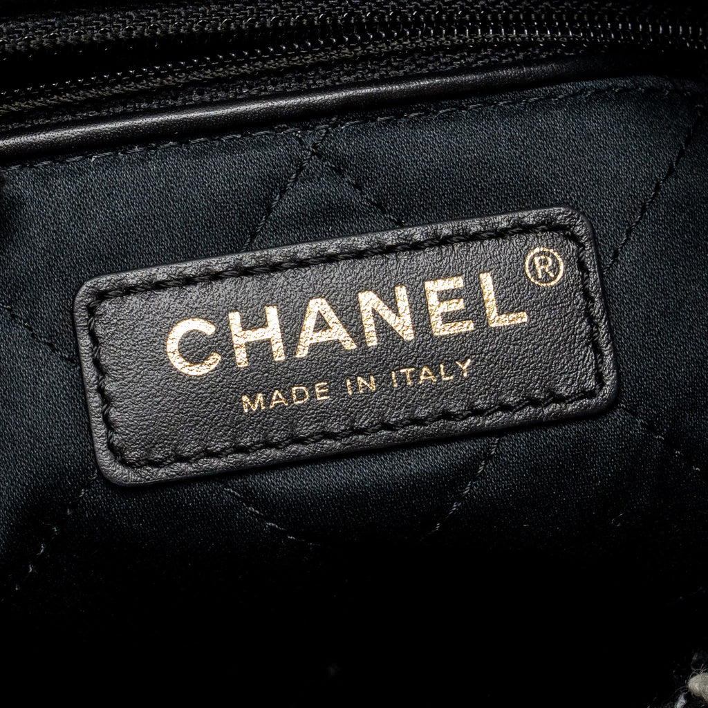 CHANEL MEDIUM 22 BAG QUILTED TWEED BLACK / MULTICOLOUR GHW (MICROCHIP)