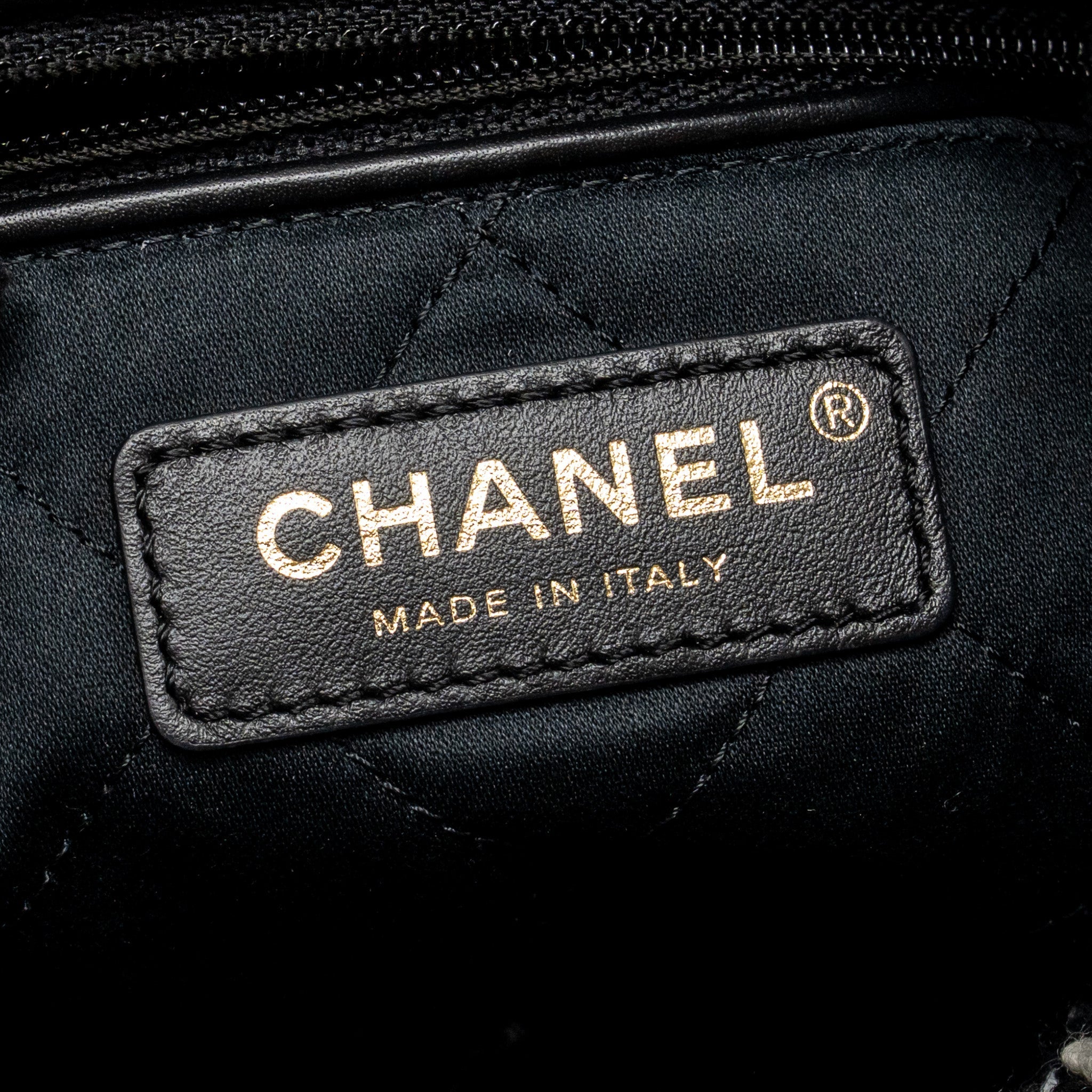 CHANEL MEDIUM 22 BAG QUILTED TWEED BLACK / MULTICOLOUR GHW (MICROCHIP)