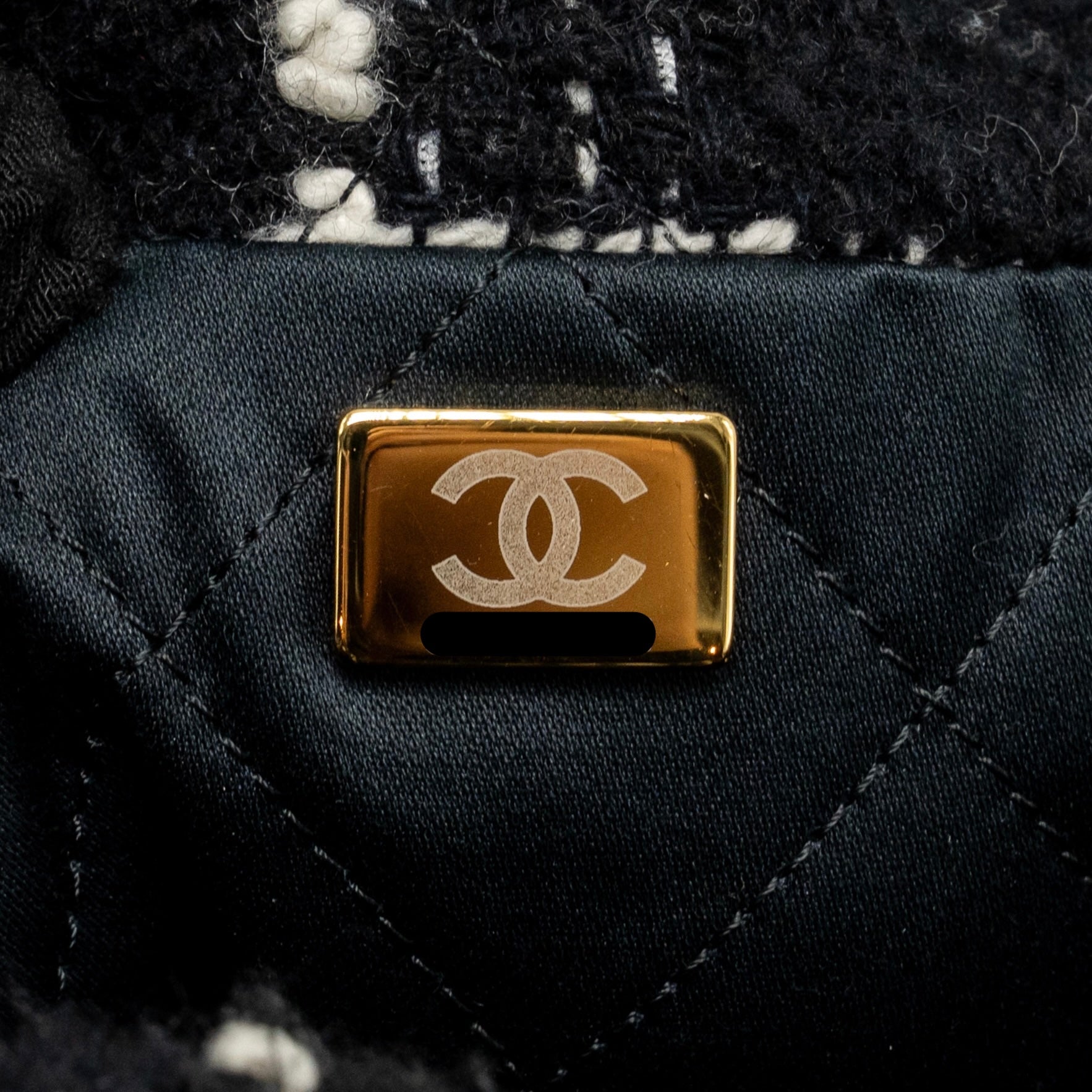 CHANEL MEDIUM 22 BAG QUILTED TWEED BLACK / MULTICOLOUR GHW (MICROCHIP)