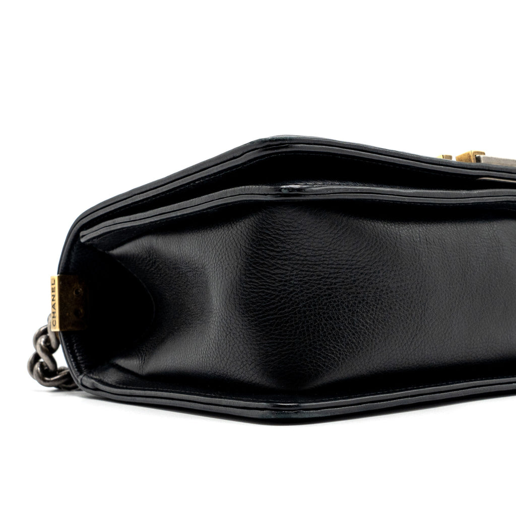 CHANEL MEDIUM BOY BAG CALFSKIN BLACK MULTICOLOUR HARDWARE