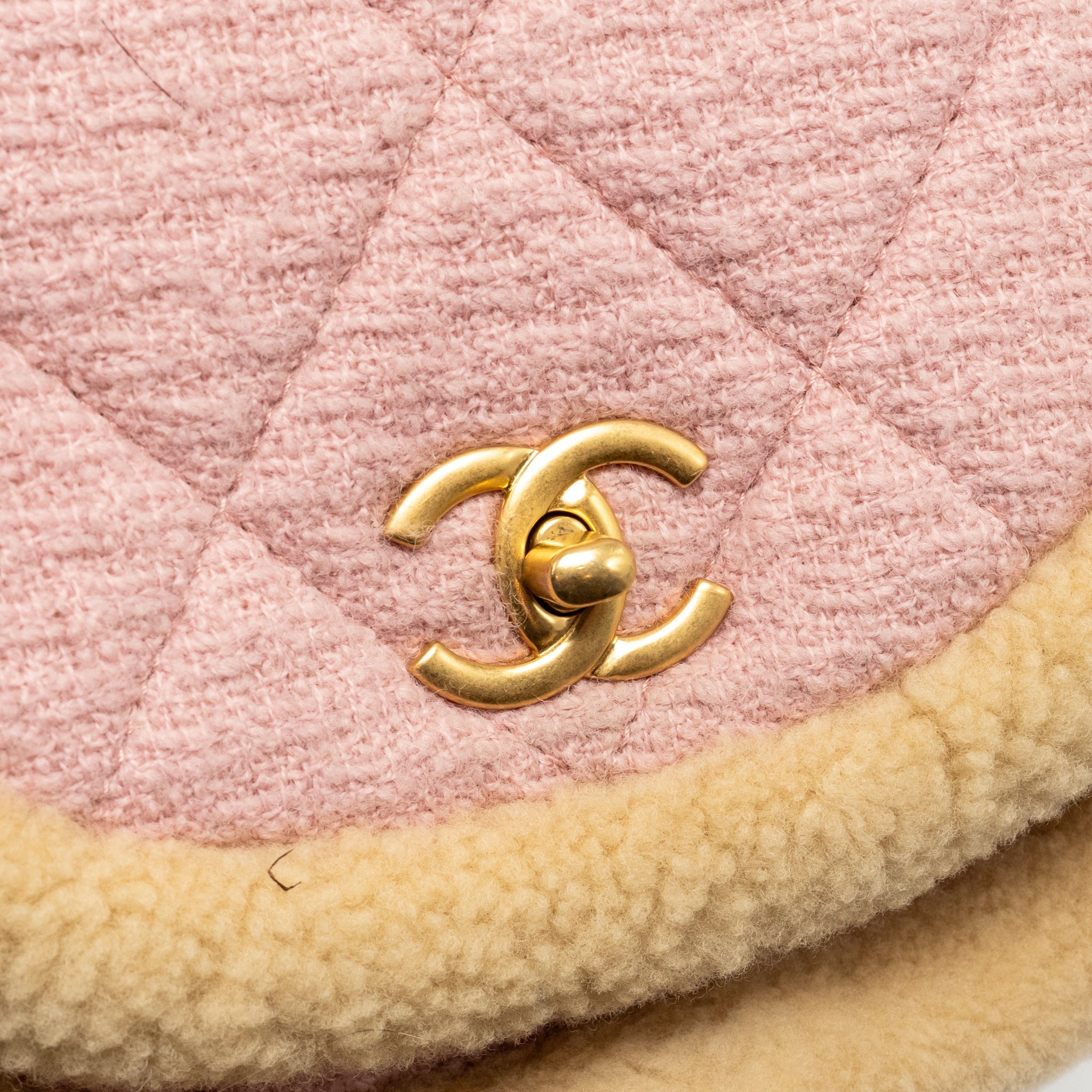 CHANEL 22K COZY COCO ROUND FLAP BAG TWEED/SHEARLING PINK GHW (MICROCHIP)