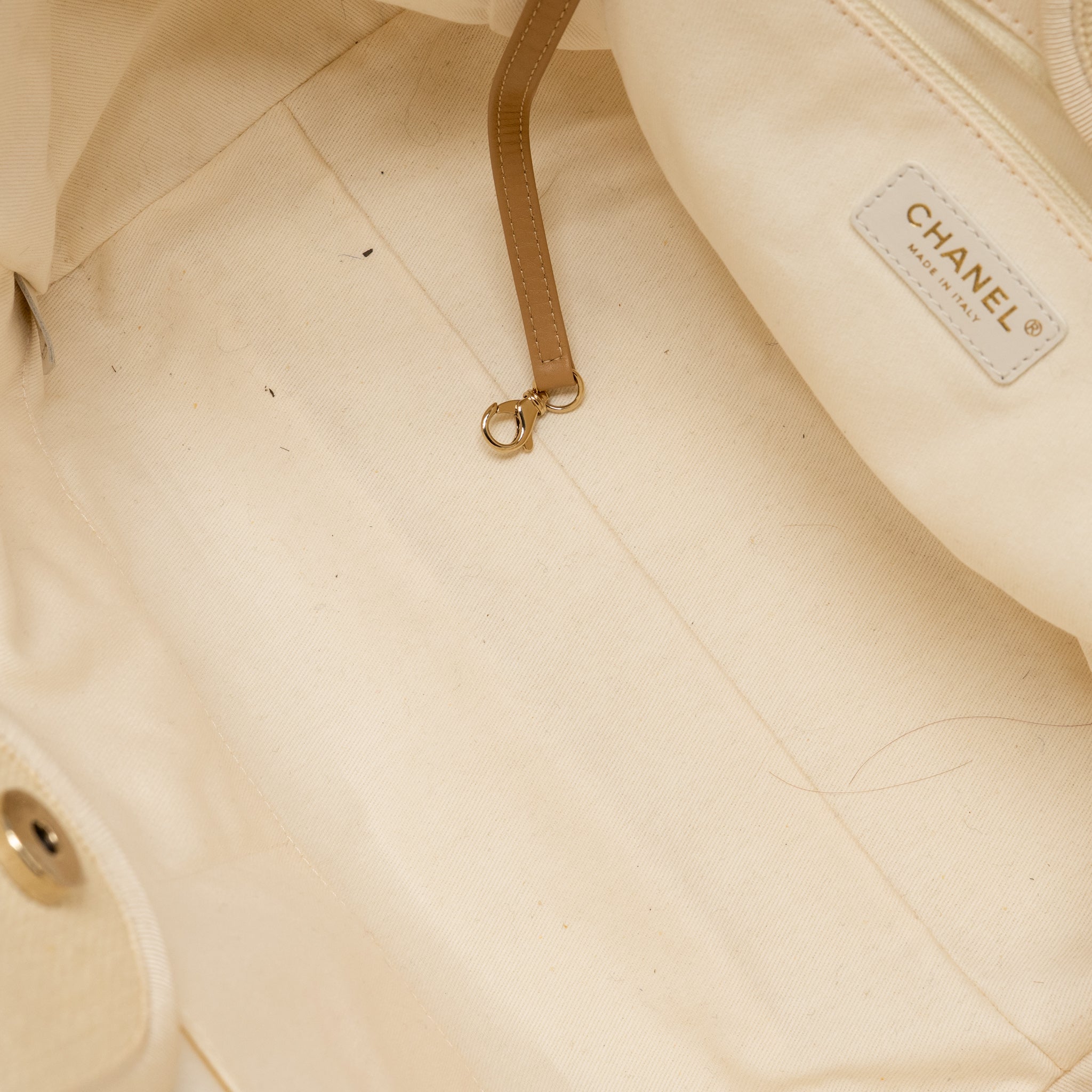 CHANEL DEAUVILLE TOTE BAG WITH PEARL LOGO FABRIC/LEATHER CREAMY WHITE/BEIGE LGHW