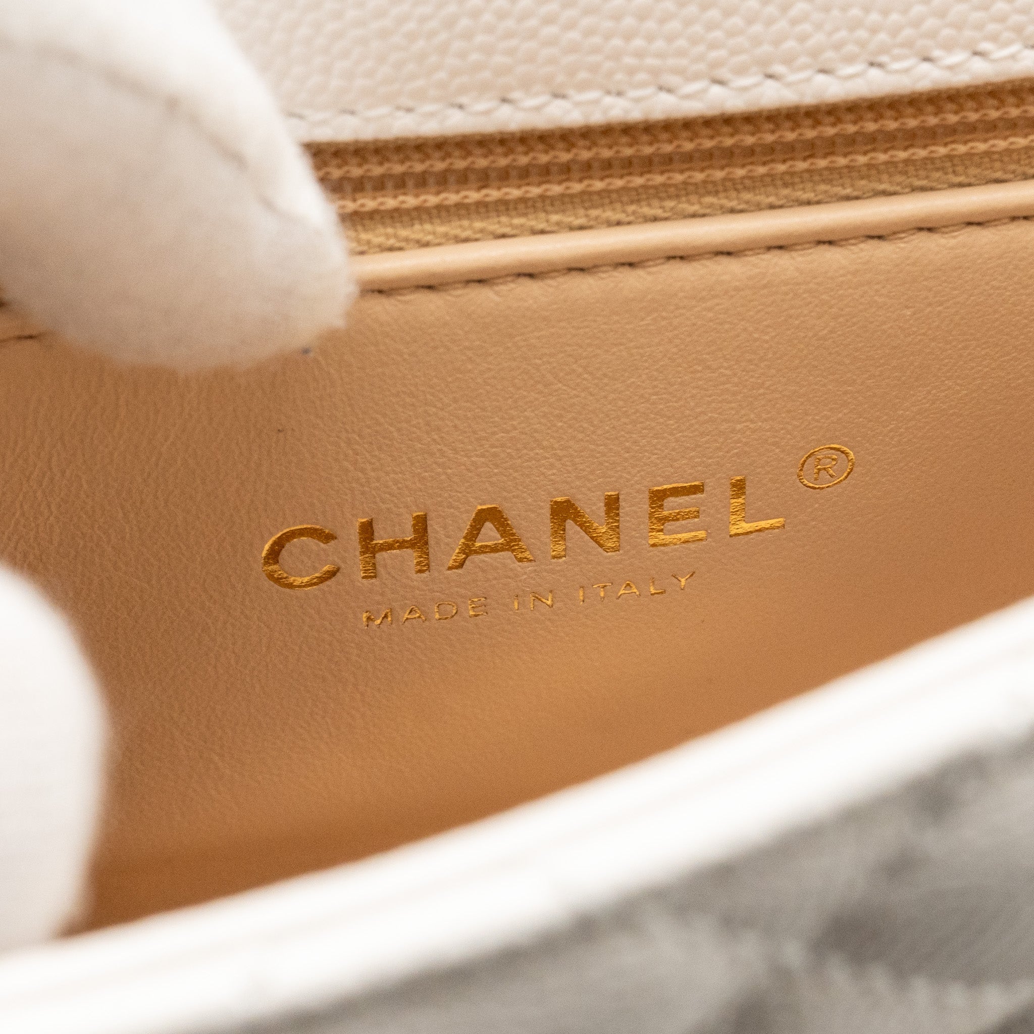 CHANEL MINI COCO HANDLE CAVIAR WHITE LGHW (MICROCHIP)