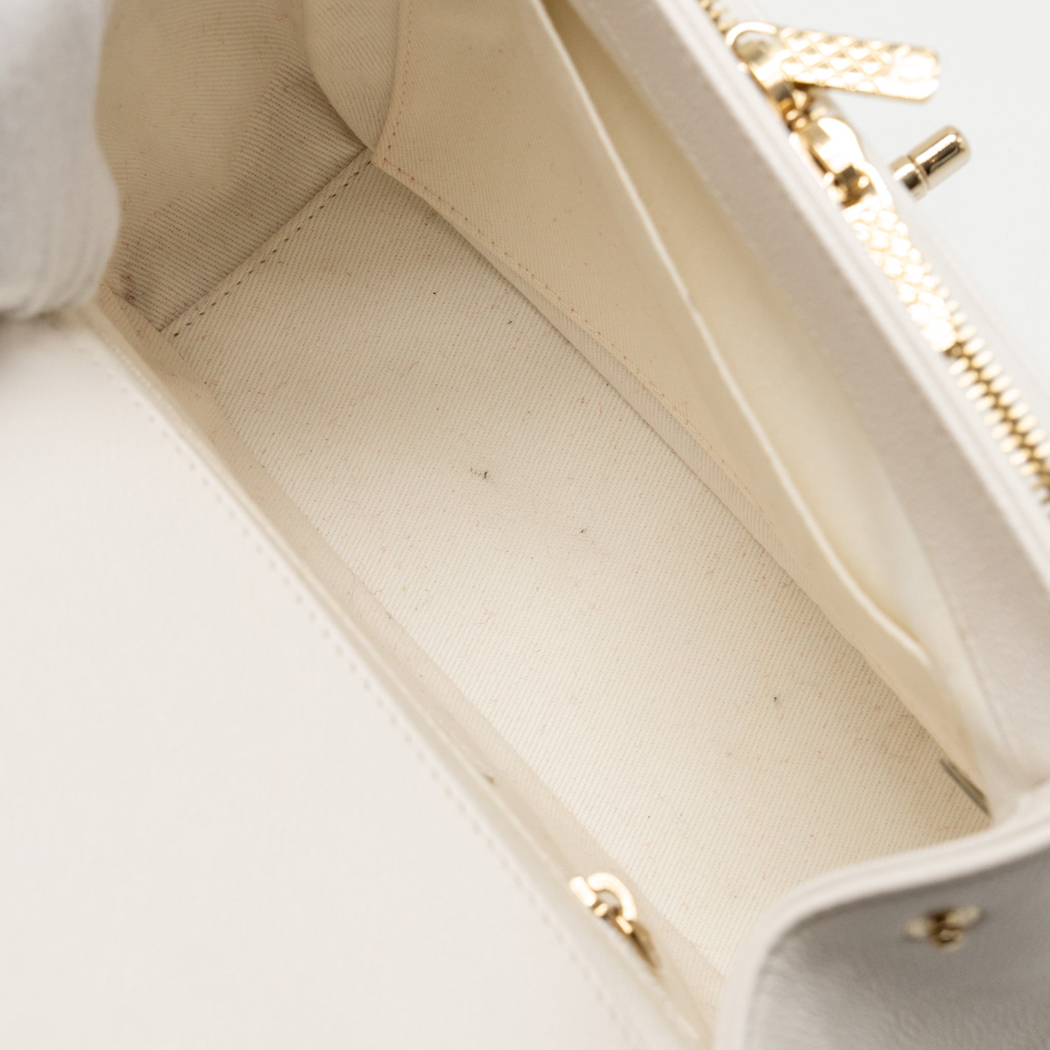 CHANEL MEDIUM BUSINESS AFFINITY CAVIAR WHITE LGHW