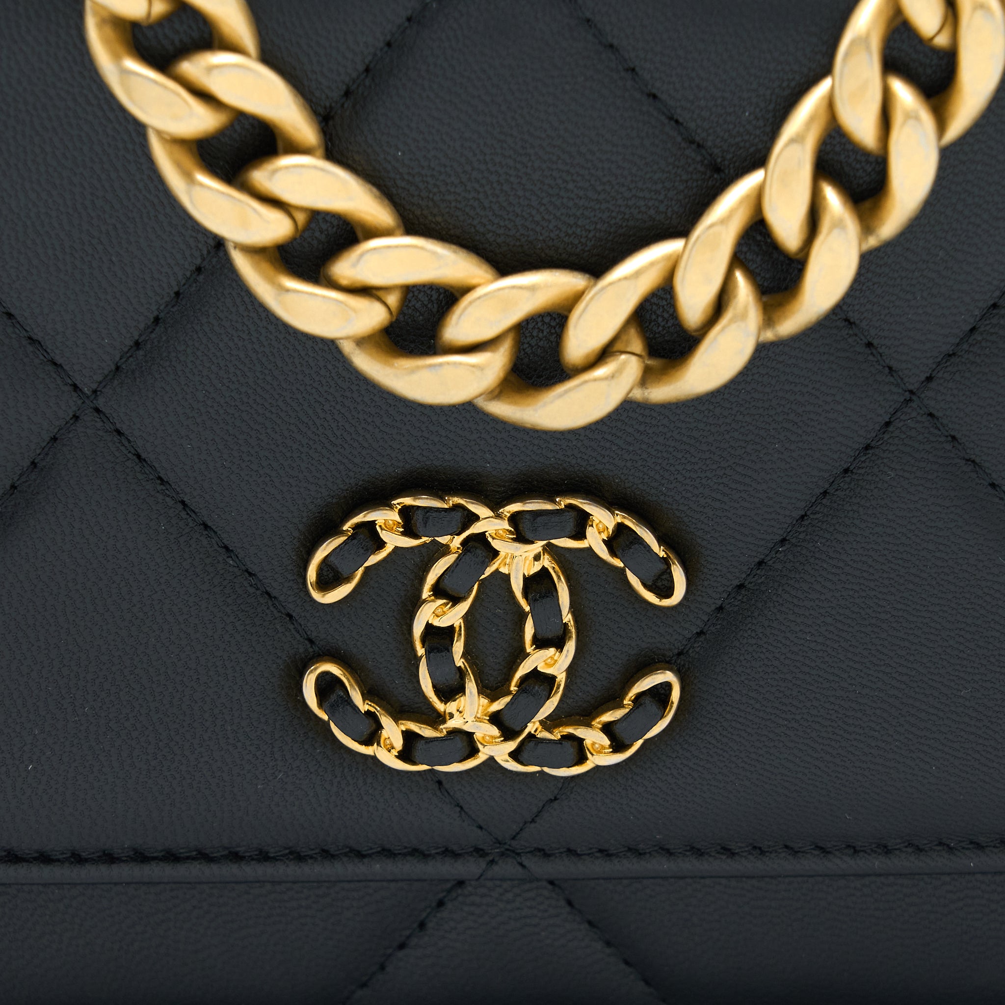 CHANEL 19 WALLET ON CHAIN LAMBSKIN BLACK MULTICOLOUR HARDWARE