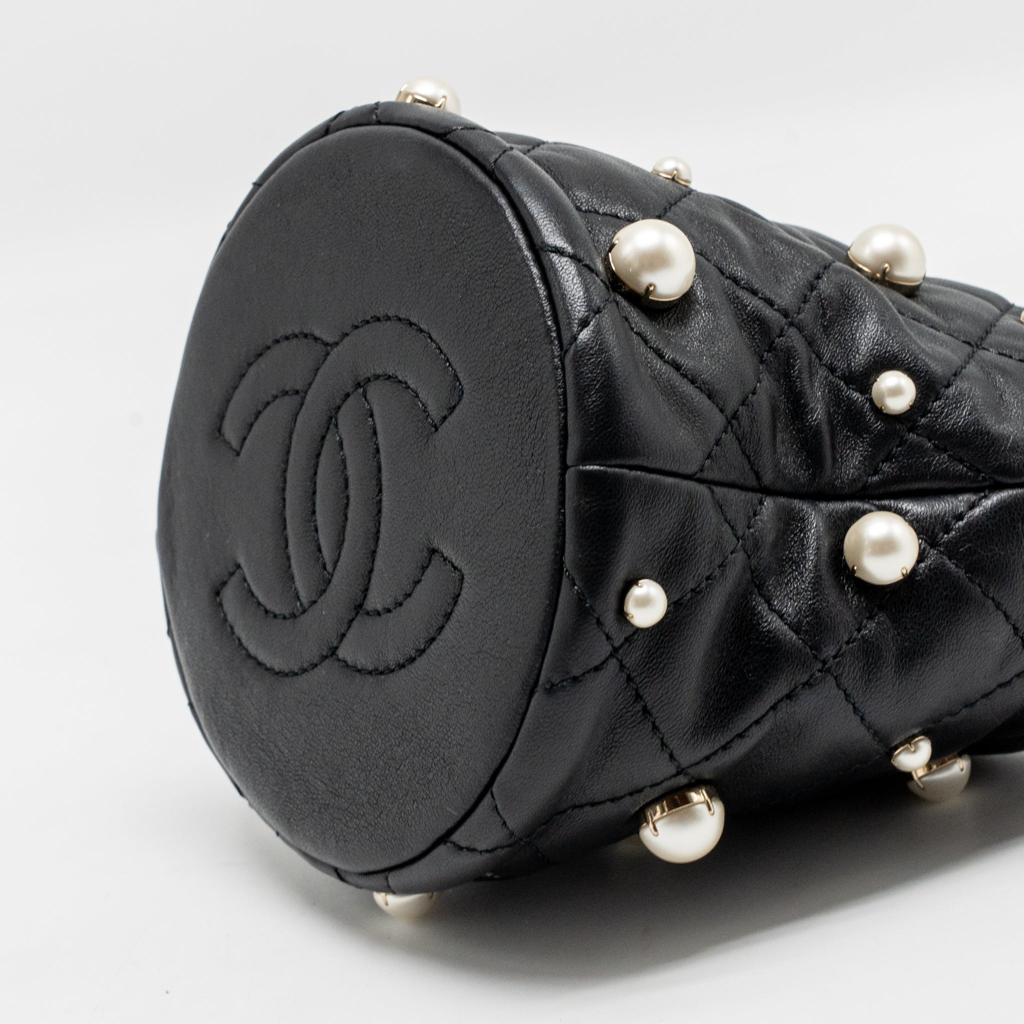 CHANEL ABOUT PEARLS QUILTED DRAWSTRING BUCKET BAG LAMBSKIN BLACK LGHW