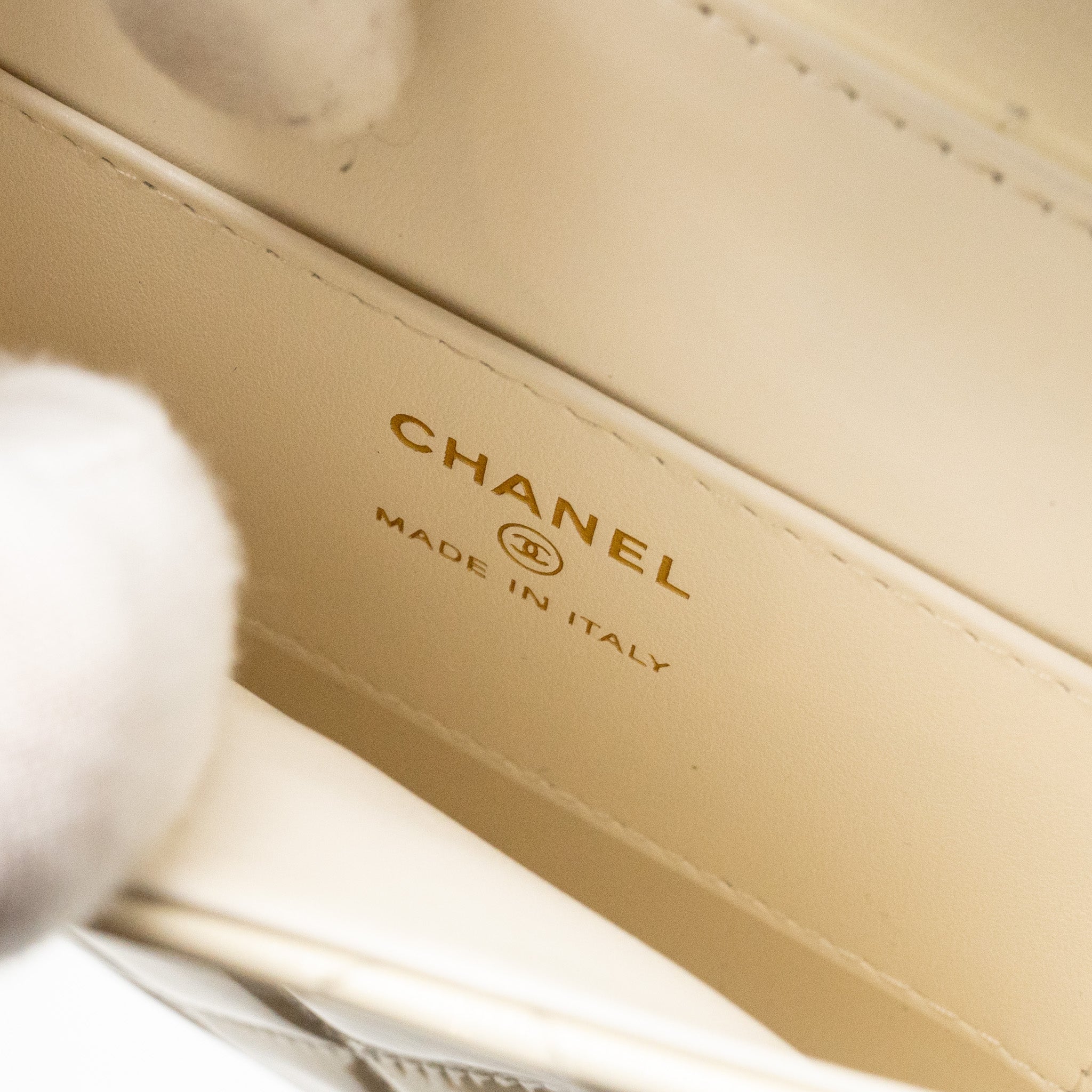 CHANEL ROUND CLUTCH PATENT LEATHER WHITE GHW (MICROCHIP)