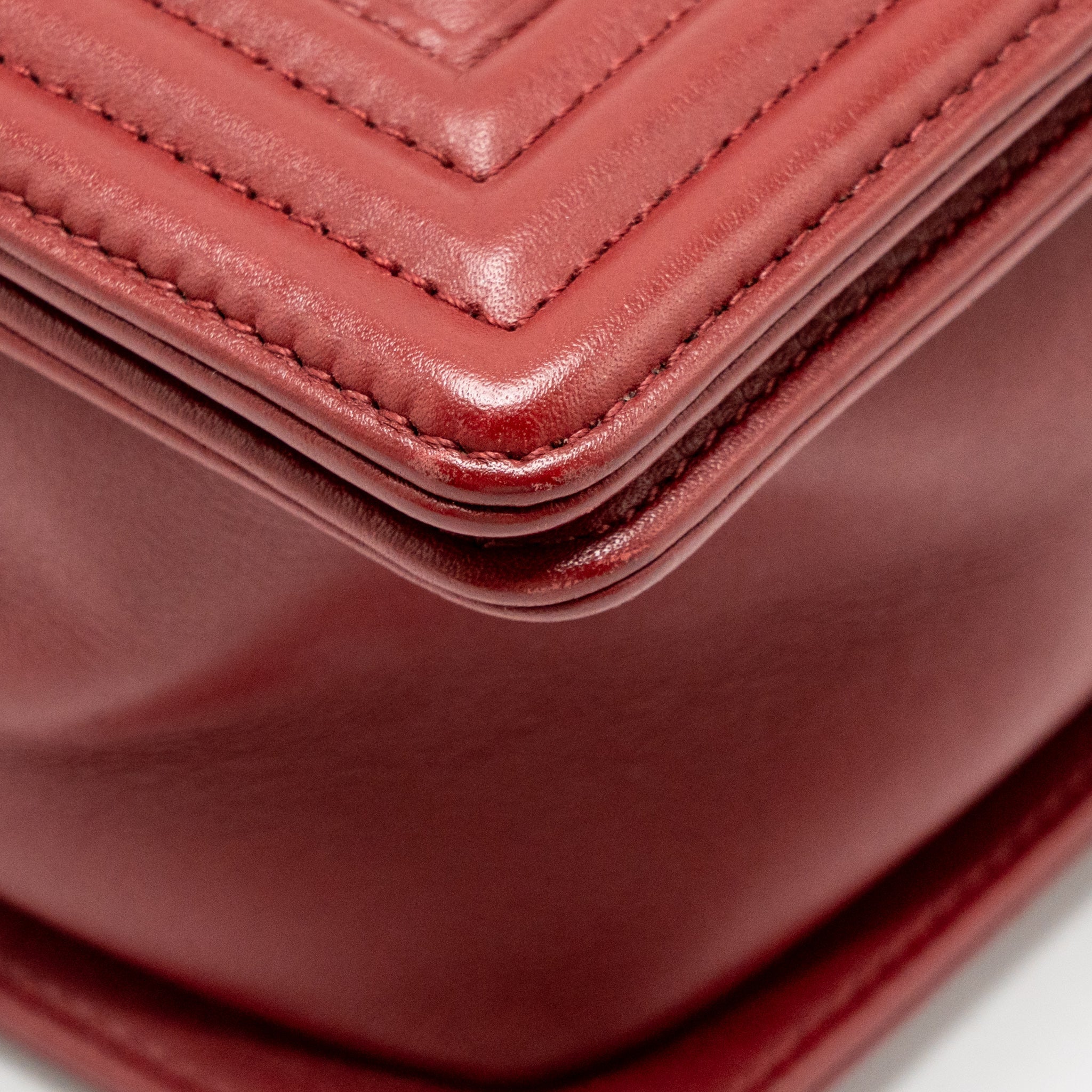 CHANEL CHEVRON NEW MEDIUM BOY BAG CALFSKIN RED RUTHENIUM HARDWARE