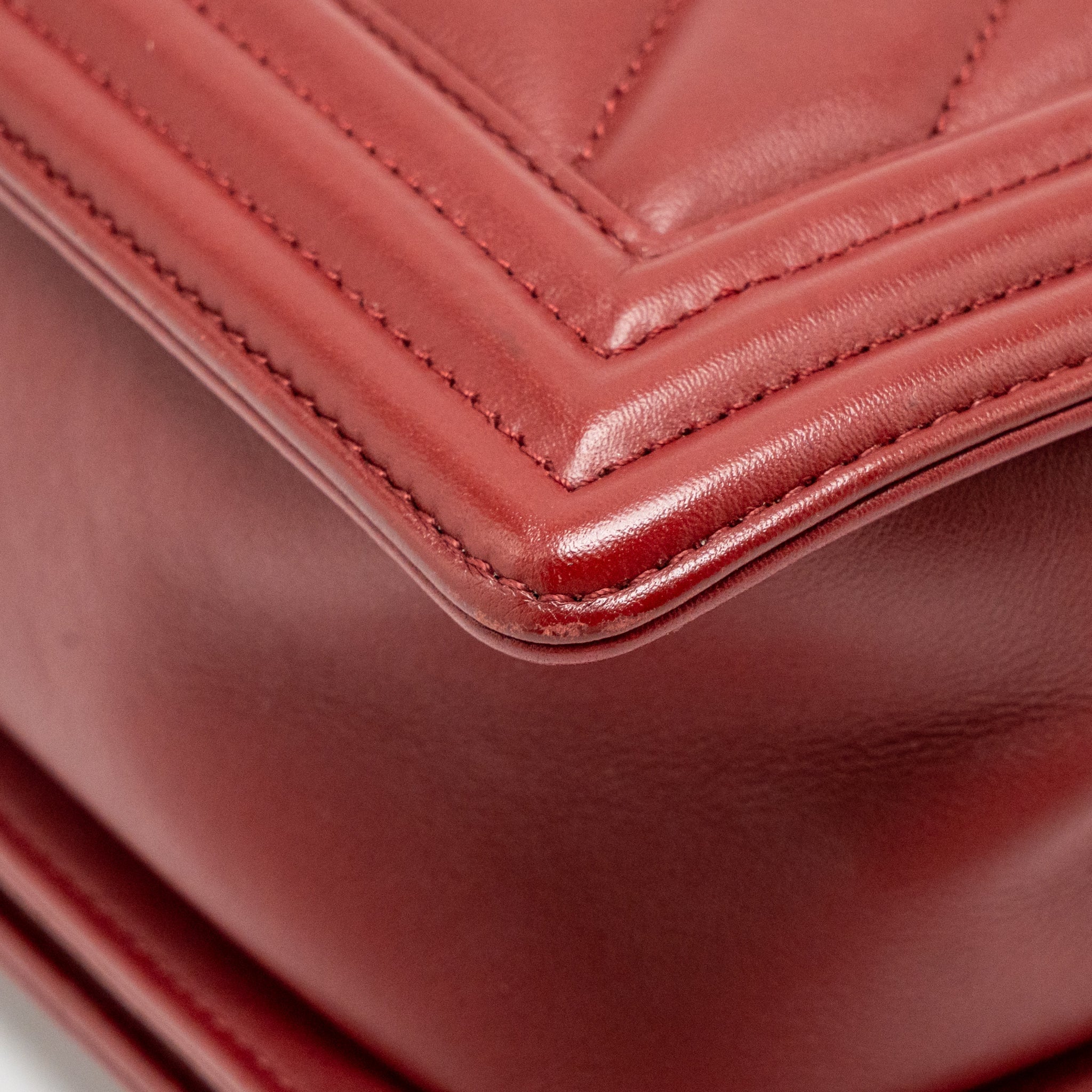 CHANEL CHEVRON NEW MEDIUM BOY BAG CALFSKIN RED RUTHENIUM HARDWARE