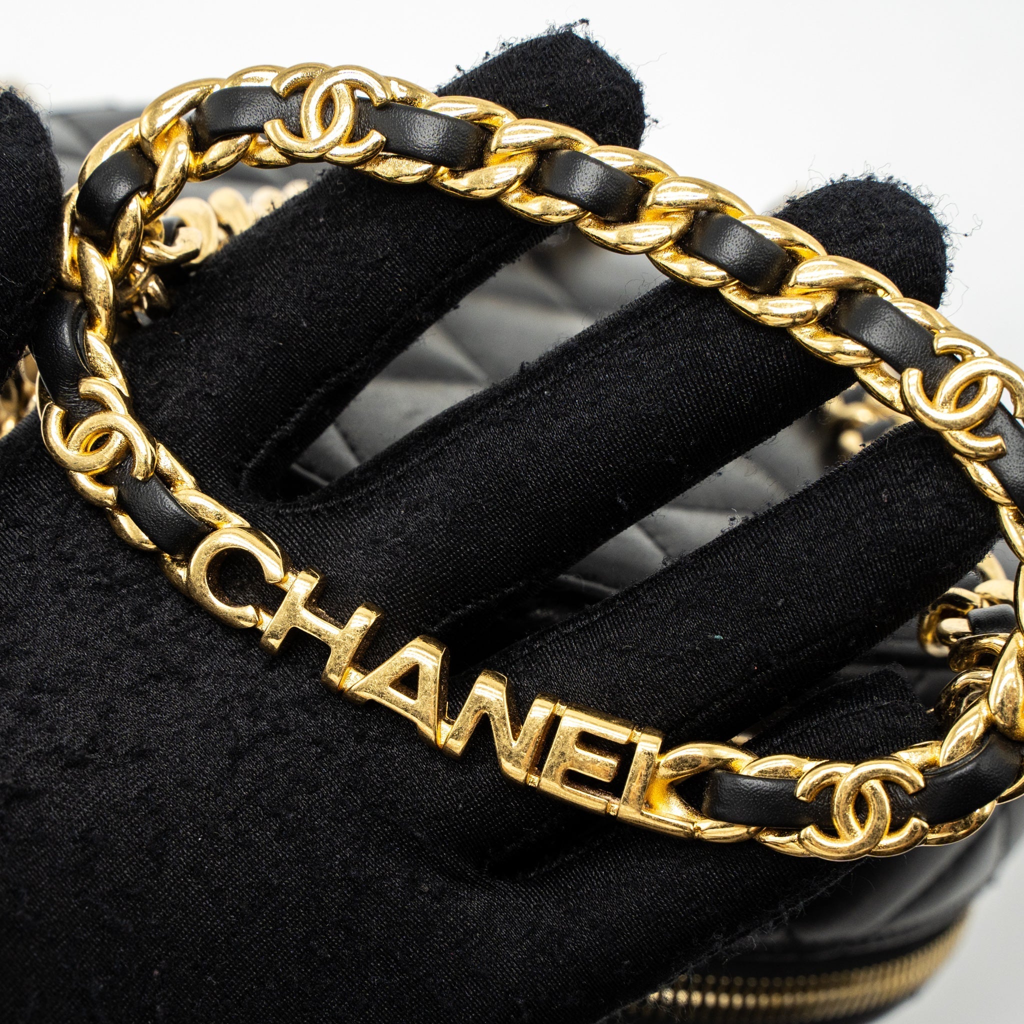 CHANEL ROUND VANITY WITH ROUND HANDLE CROSSBODY BAG LAMBSKIN BLACK GHW (MICROCHIP)