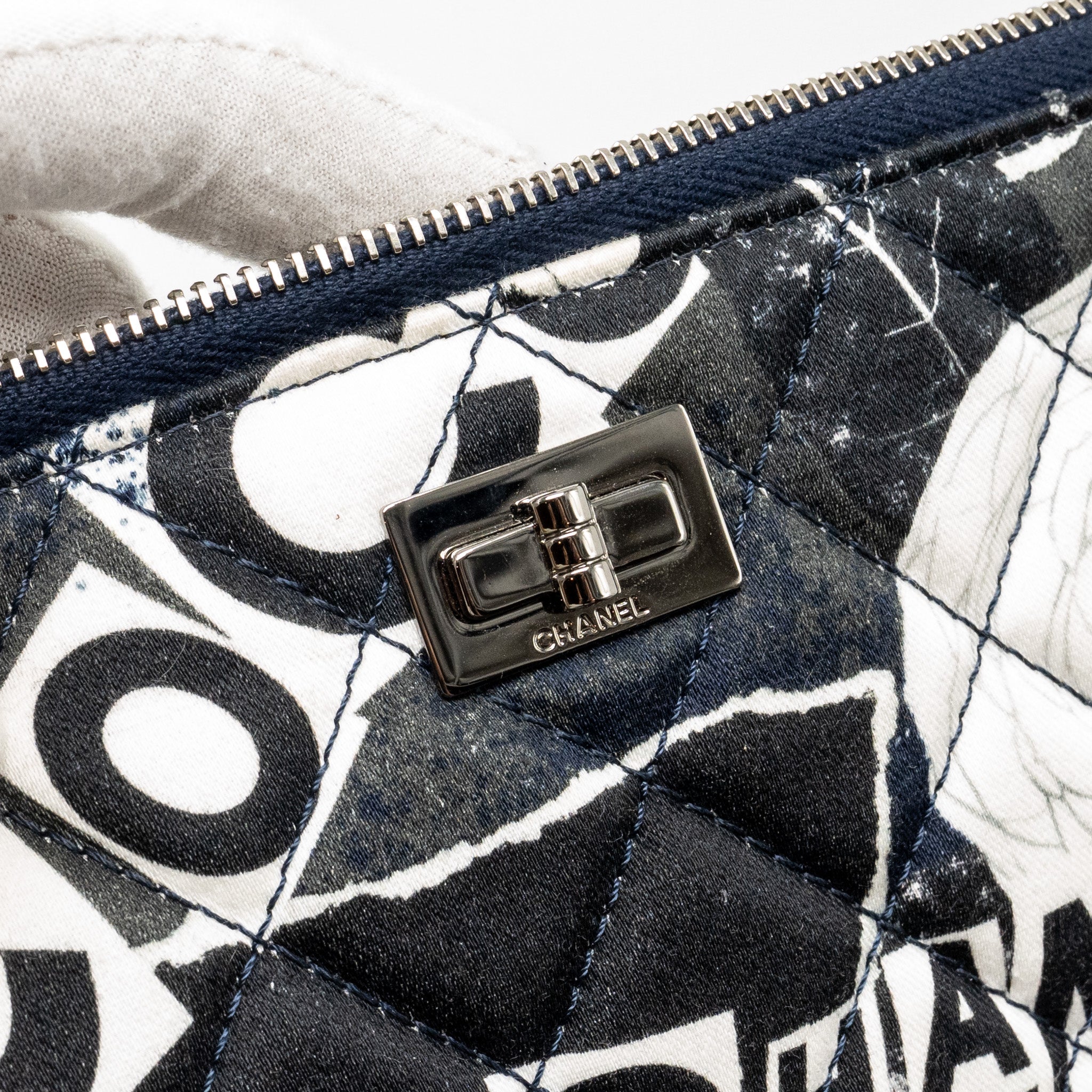 CHANEL COCO PRINTED MEDIUM 2.55 REISSUE O-CASE POUCH FABRIC BLACK/WHITE RUTHENIUM SHW