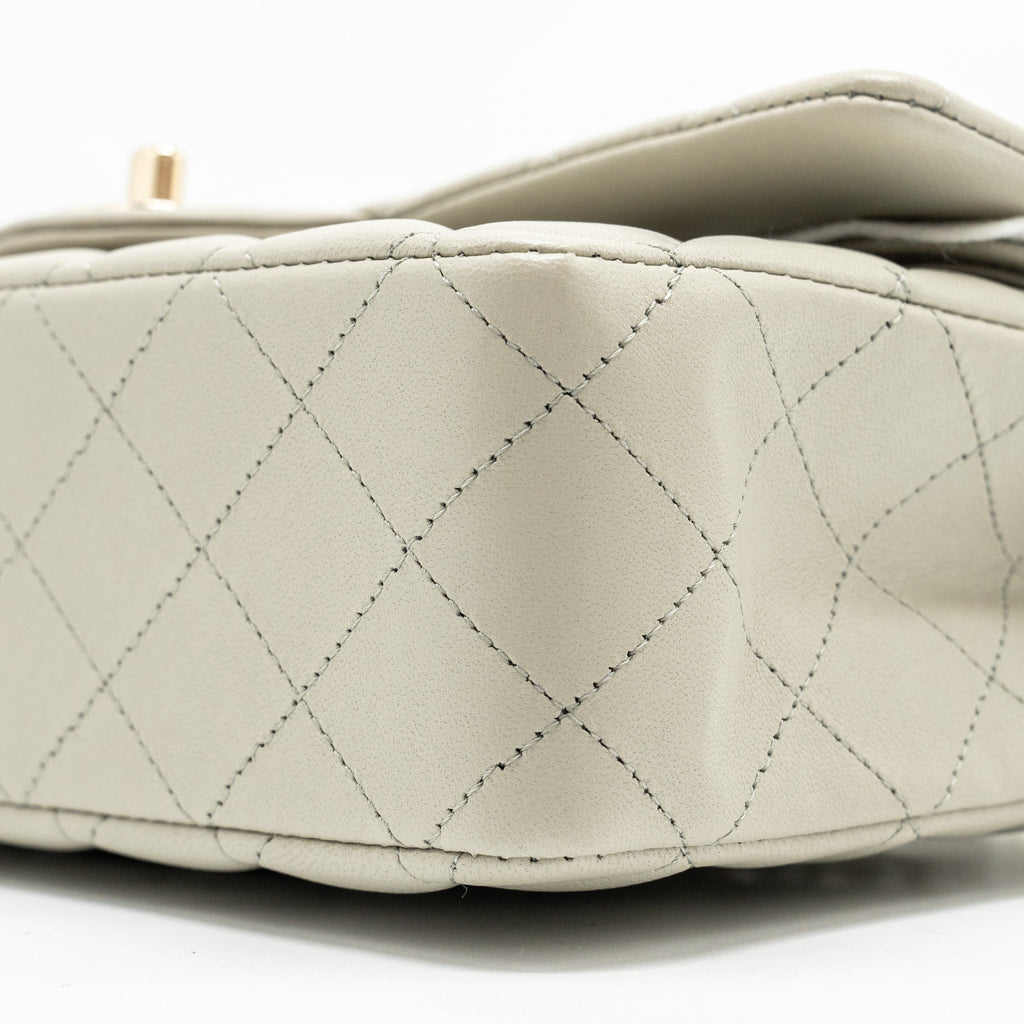 CHANEL MEDIUM CLASSIC DOUBLE FLAP BAG LAMBSKIN LIGHT GREY LGHW (MICROCHIP)