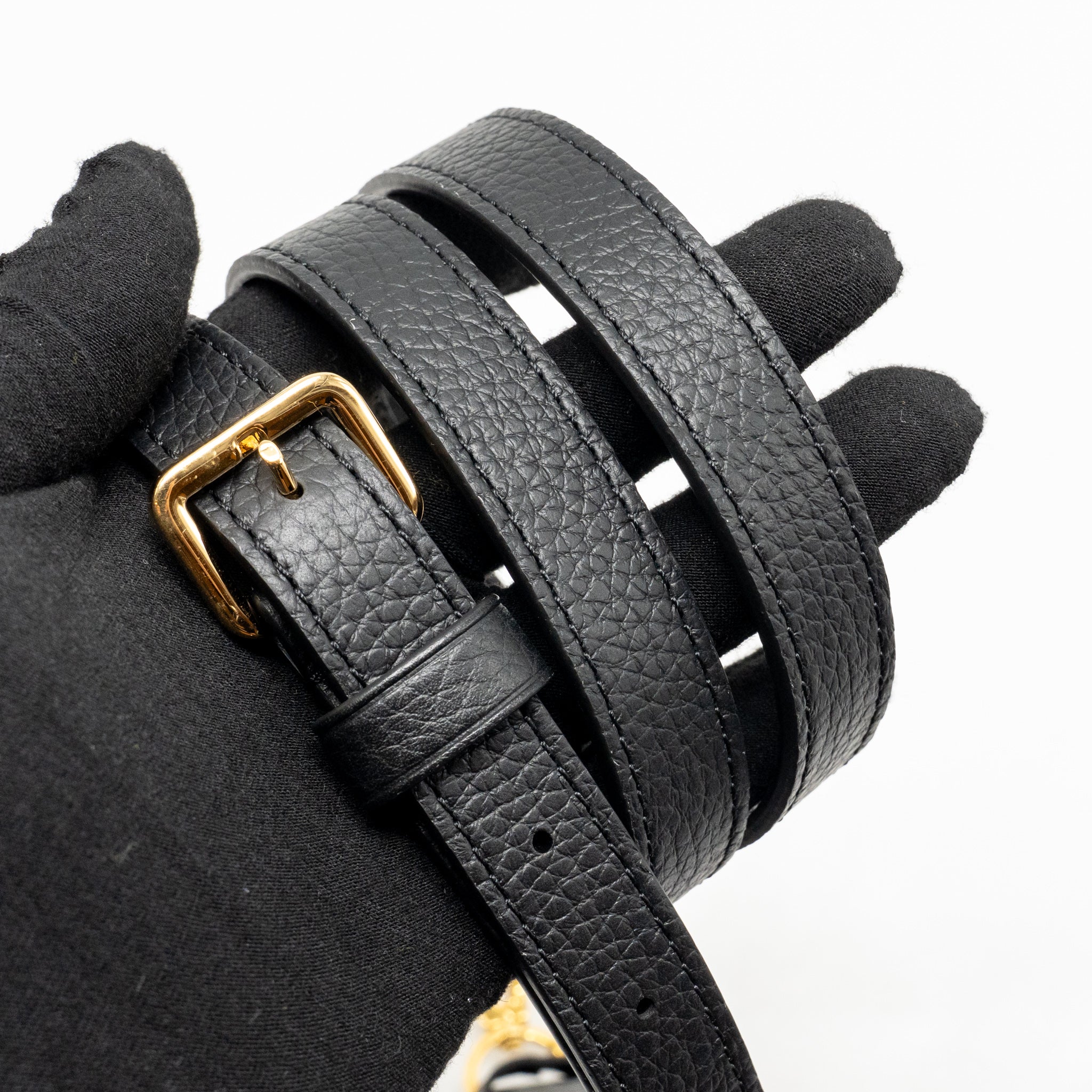 LOUIS VUITTON CAPUCINES MM TAURILLON LEATHER BLACK GHW