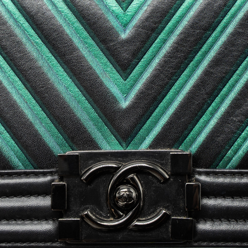 CHANEL SMALL BOY BAG CHEVRON CALFSKIN BLACK/IRIDESCENT BLUE BLACK HARDWARE