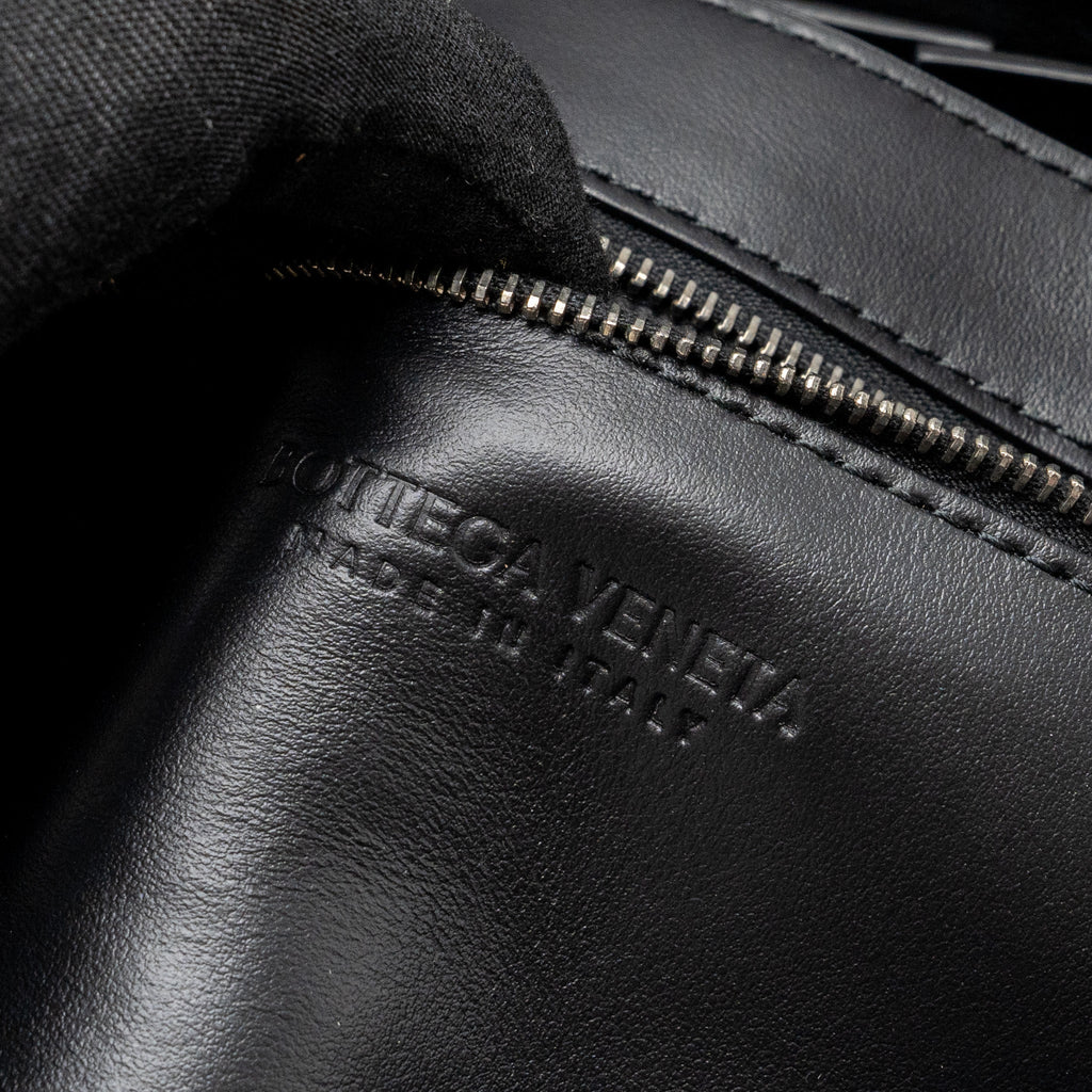 BOTTEGA VENETA SMALL CASSETTE LEATHER BLACK SHW