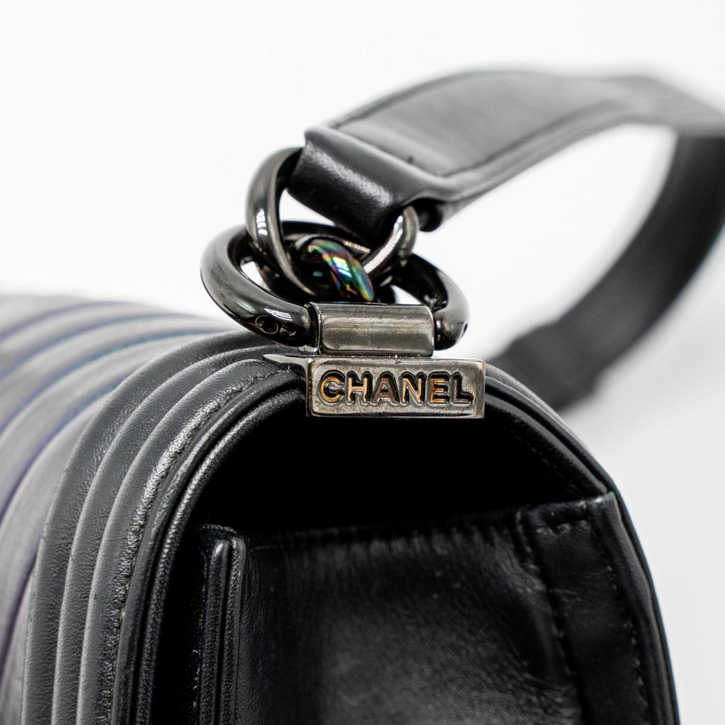 CHANEL SMALL BOY BAG CHEVRON CALFSKIN BLACK/IRIDESCENT BLUE BLACK HARDWARE