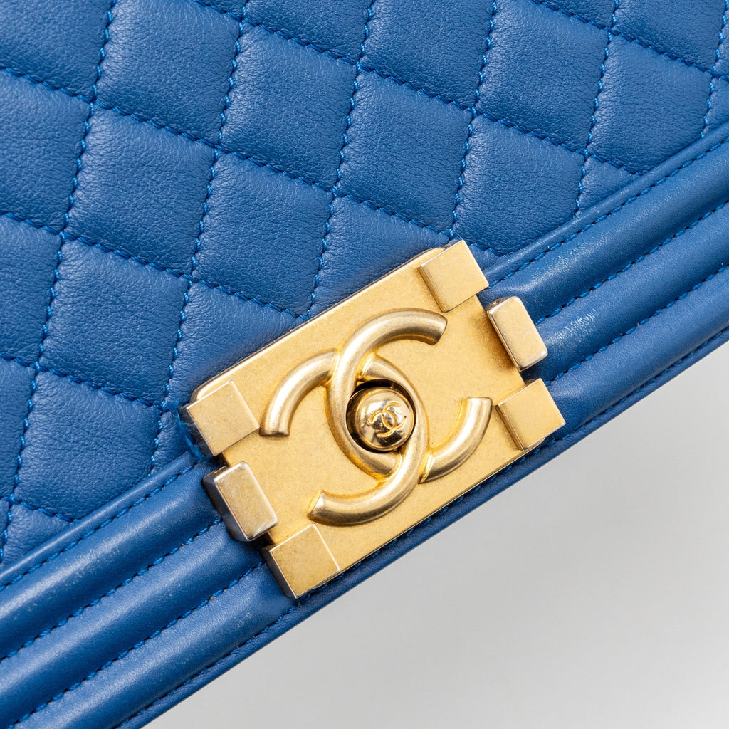 CHANEL MEDIUM BOY BAG CALFSKIN BLUE GHW