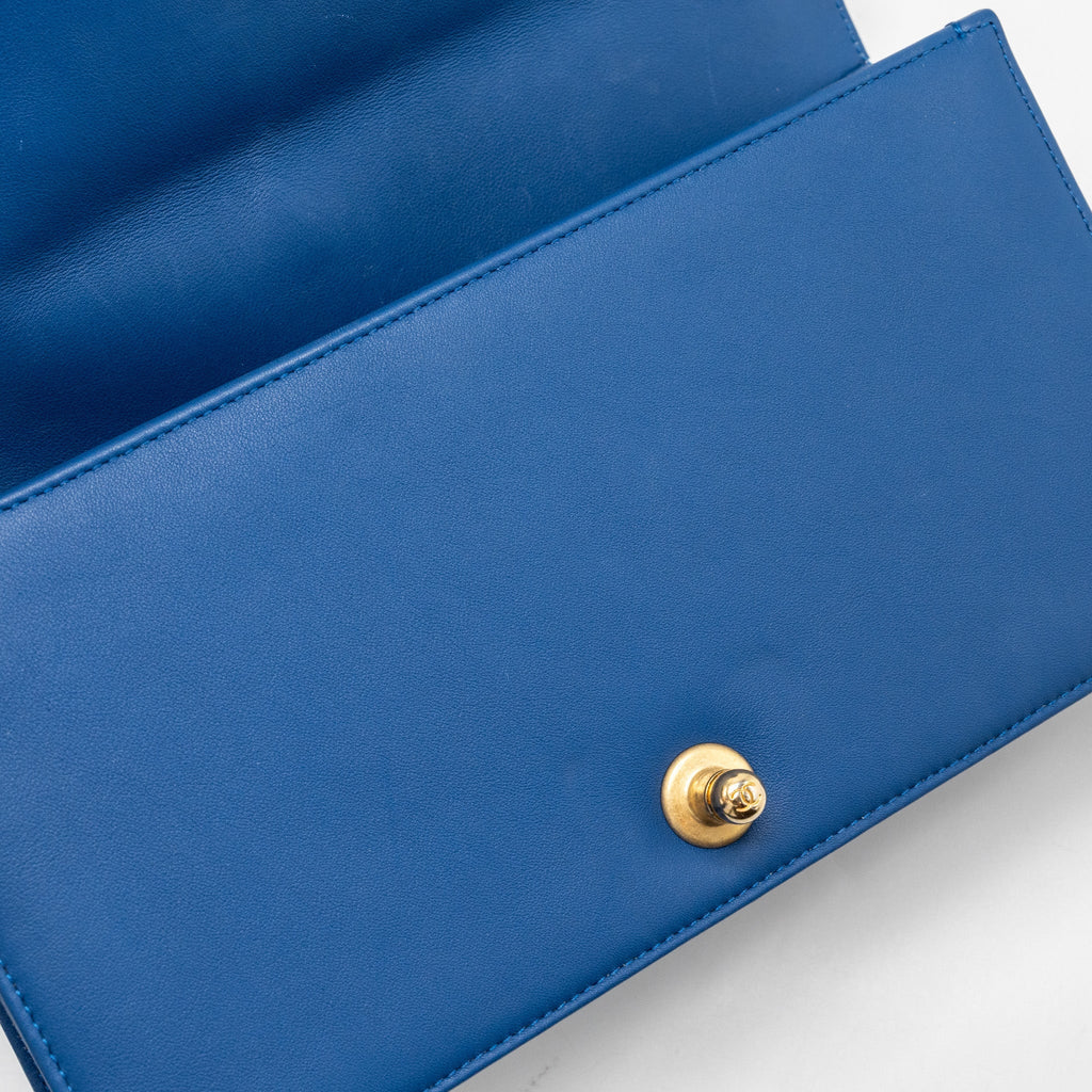 CHANEL MEDIUM BOY BAG CALFSKIN BLUE GHW