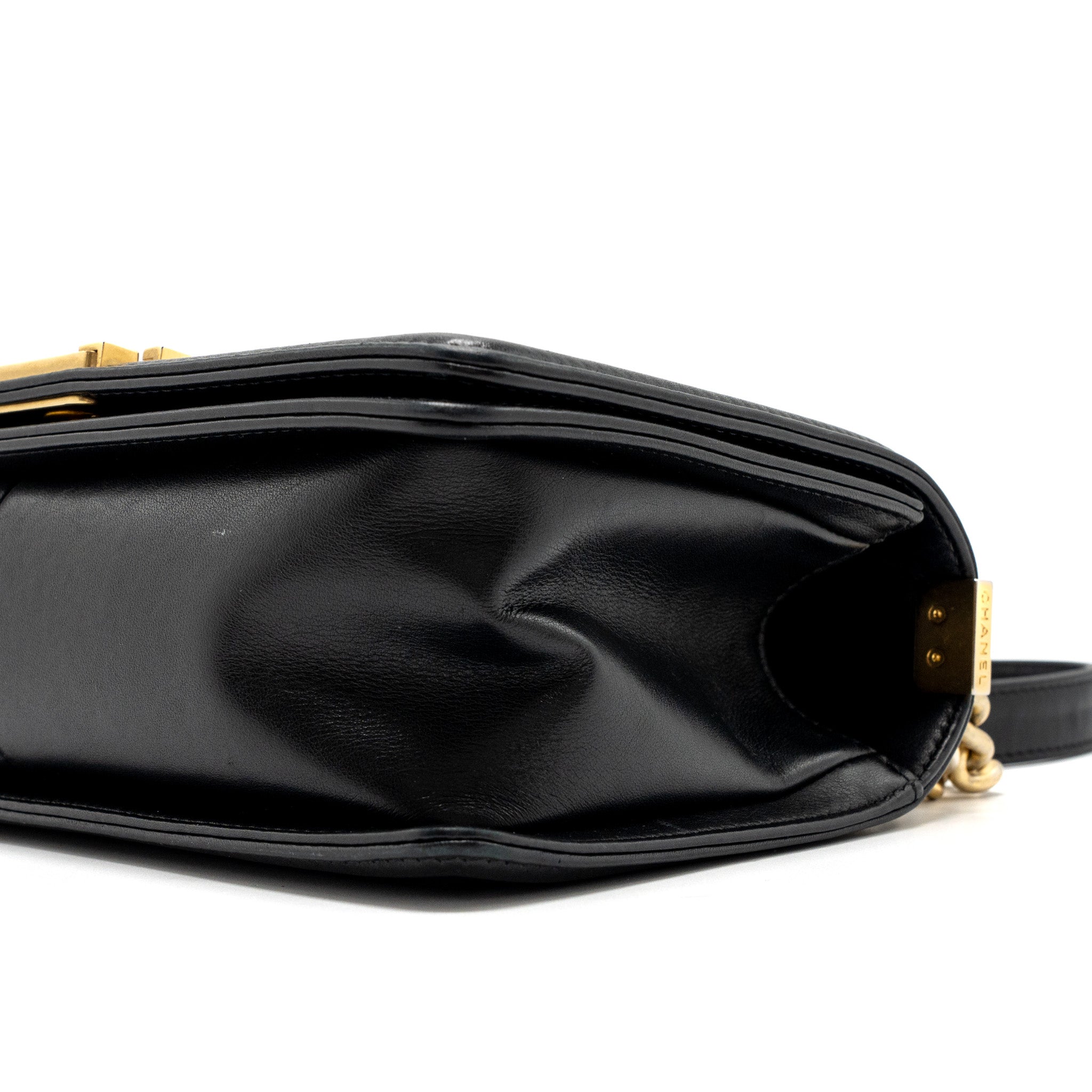 CHANEL MEDIUM BOY BAG CHEVRON CALFSKIN BLACK GHW