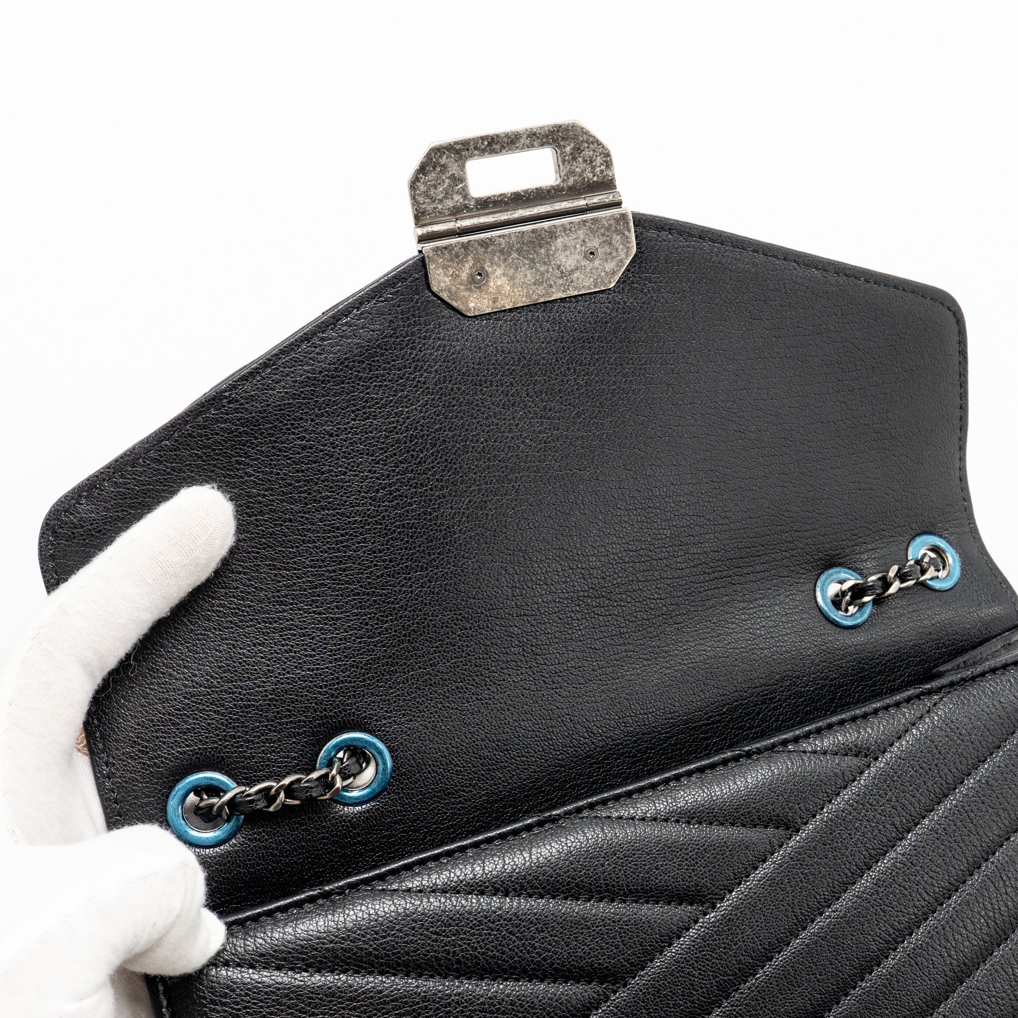 CHANEL ENVELOP METAL PLATE FLAP BAG CHEVRON CALFSKIN BLACK/NAVY RUTHENIUM SILVER HARDWARE