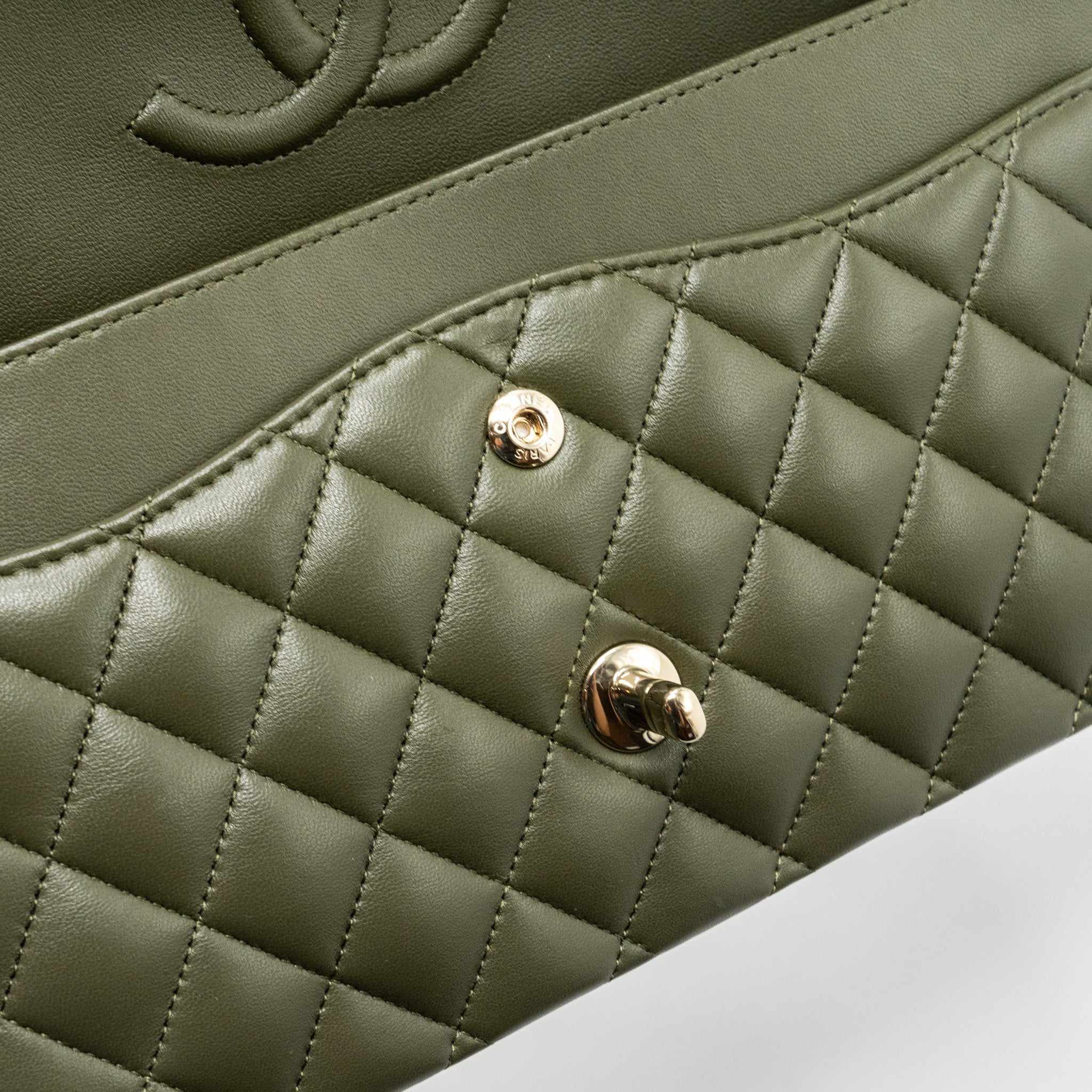 CHANEL 22K MEDIUM CLASSIC DOUBLE FLAP BAG LAMBSKIN OLIVE GREEN LGHW(MICROCHIP)