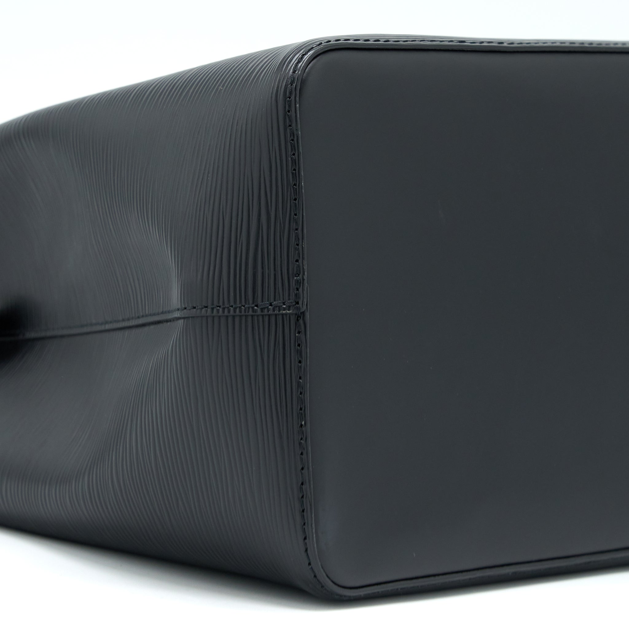 LOUIS VUITTON NEONOE EPI BLACK SHW