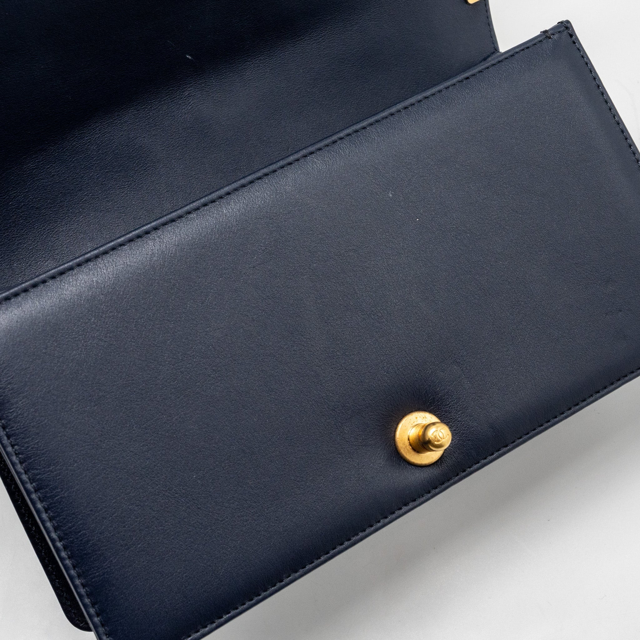 CHANEL 20B MEDIUM BOY BAG WITH TOP HANDLE CALFSKIN NAVY GHW